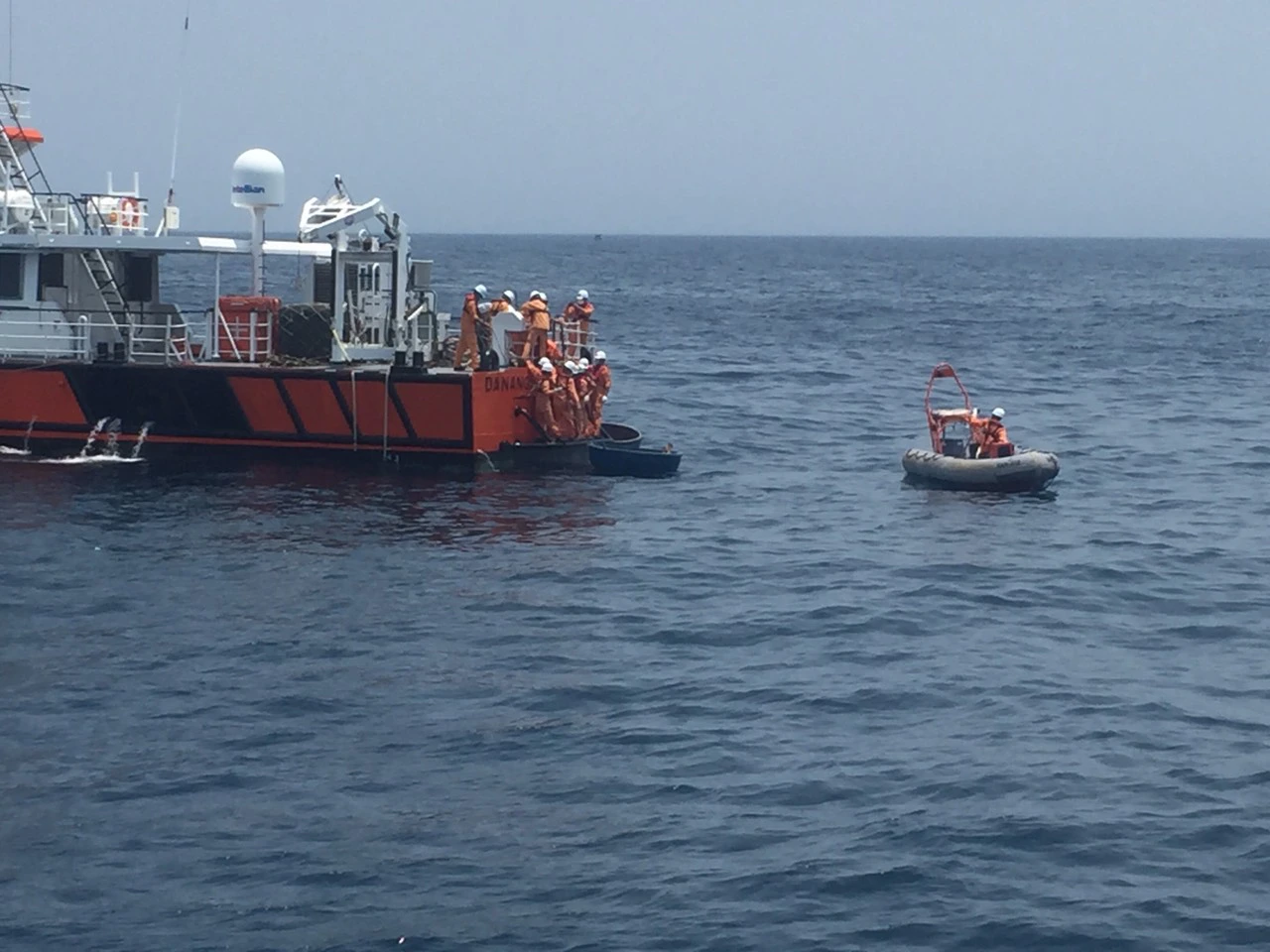 Tìm thấy thêm một thuyền viên trên sà lan bị chìm ở Quảng Ngãi- Ảnh 1.
