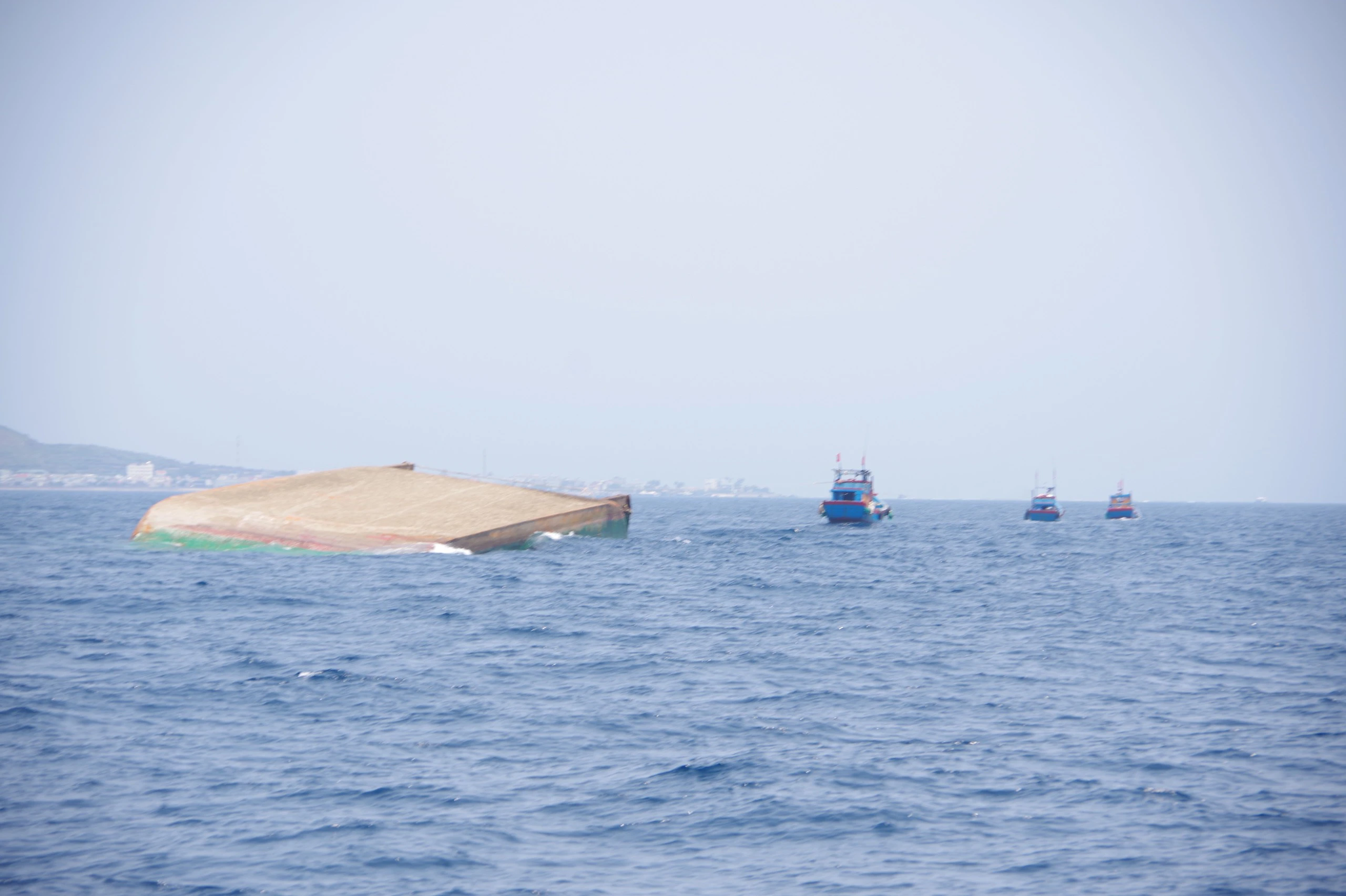 Tìm thấy thêm một thuyền viên trên sà lan bị chìm ở Quảng Ngãi- Ảnh 8.