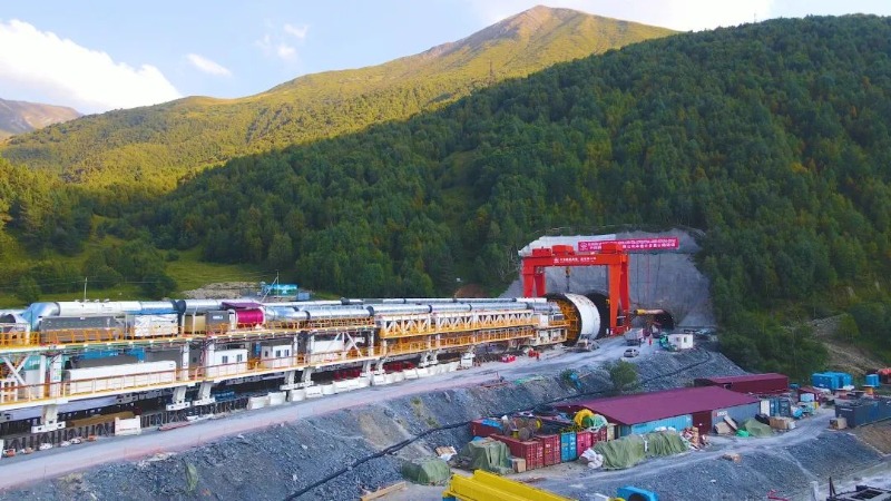 Tuyến đường hầm dài 8.860m, nằm ở độ cao 2.400m so với mực nước biển, do Tập đoàn Đường hầm Đường sắt Trung Quốc (CRTG) thi công, sử dụng máy đào hầm Caucasus. (Ảnh: CRTG)