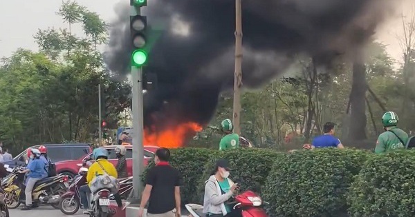Hà Nội: Xe tải bốc cháy dữ dội trên đường Võ Văn Kiệt- Ảnh 1.