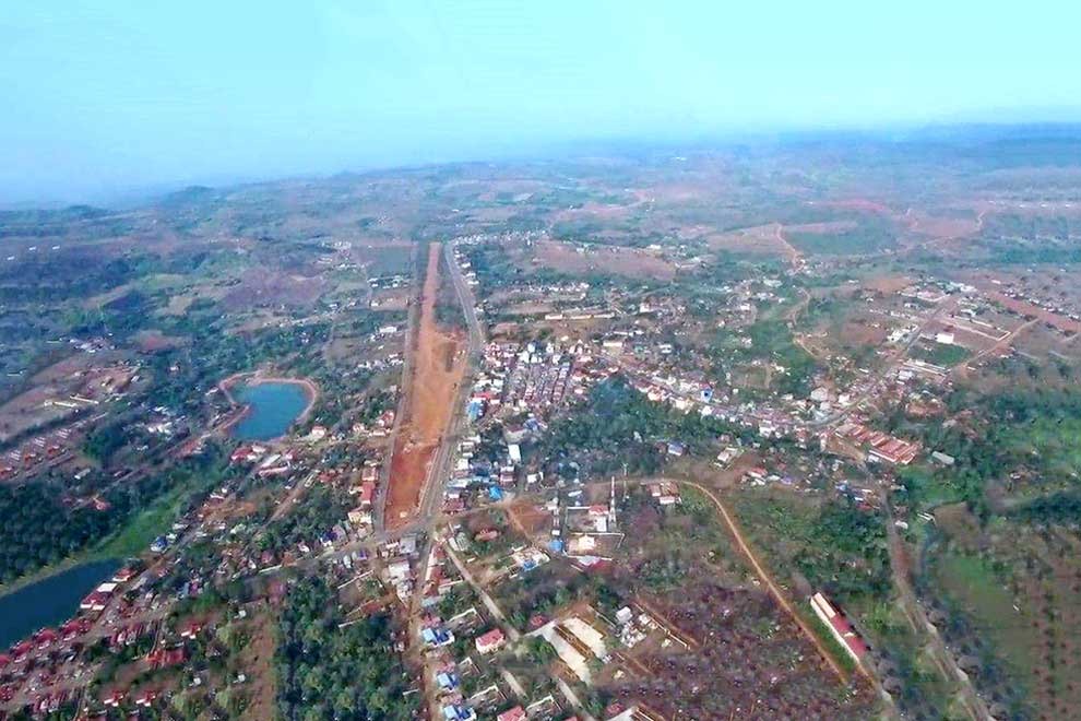 Kể từ khi dự án và nhà đầu tư Trung Quốc được công bố vào năm 2019, đến nay, hiện trường vị trí xây dựng sân bay Mondulkiri vẫn chỉ là vùng đất nông nghiệp đã bị giải phóng mặt bằng, bao quanh là những cột hàng rào bê tông. (Ảnh: Khmer Times)