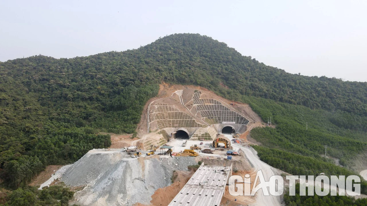 Thông hầm đường bộ cao tốc dài nhất qua Hà Tĩnh trong tháng 5- Ảnh 1.