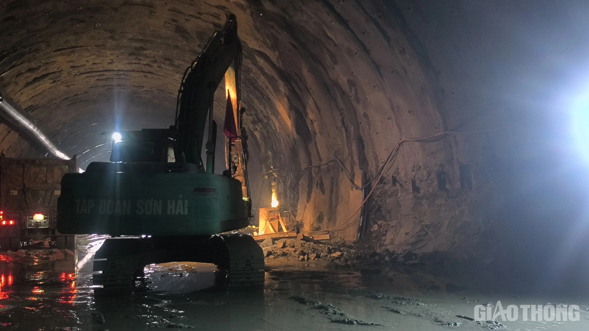 Thông hầm đường bộ cao tốc dài nhất qua Hà Tĩnh trong tháng 5- Ảnh 3.