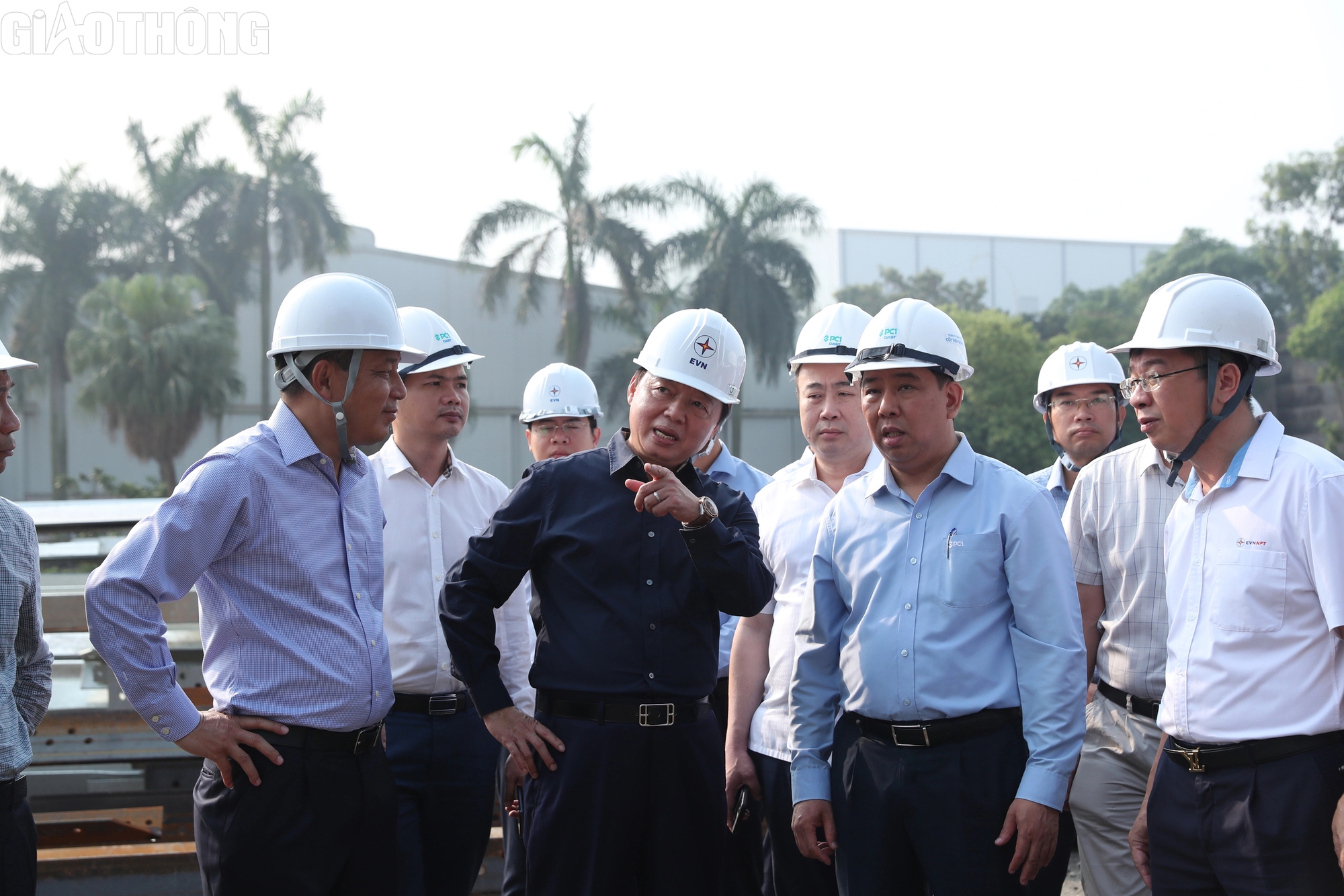 Phó Thủ tướng Trần Hồng Hà kiểm tra nhà máy sản xuất thép cho dự án đường dây 500kV - Ảnh 1.