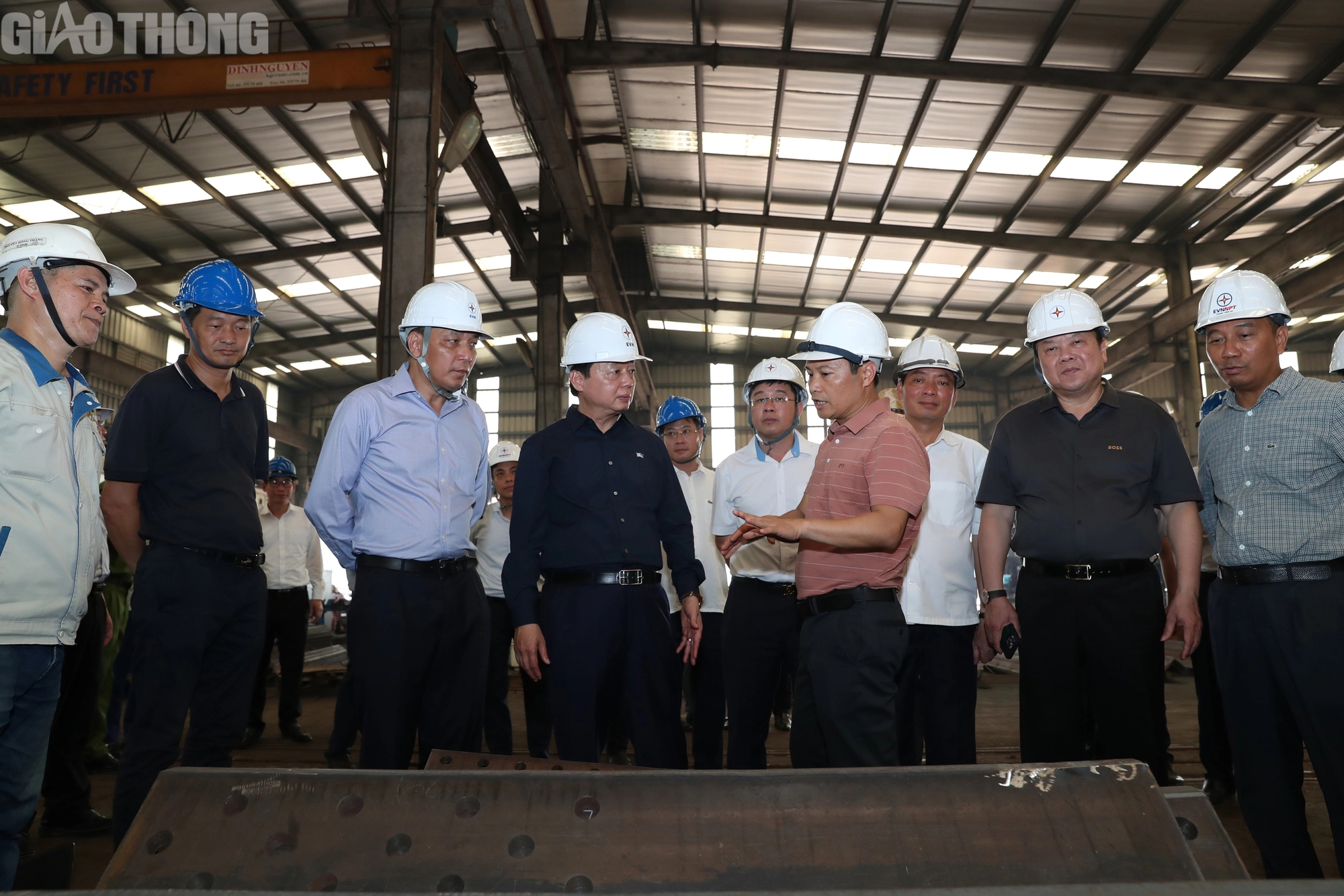 Phó Thủ tướng Trần Hồng Hà kiểm tra nhà máy sản xuất thép cho dự án đường dây 500kV - Ảnh 3.