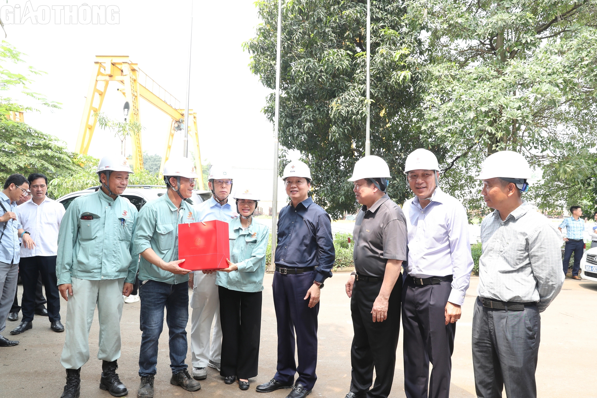 Phó Thủ tướng Trần Hồng Hà kiểm tra nhà máy sản xuất thép cho dự án đường dây 500kV - Ảnh 6.