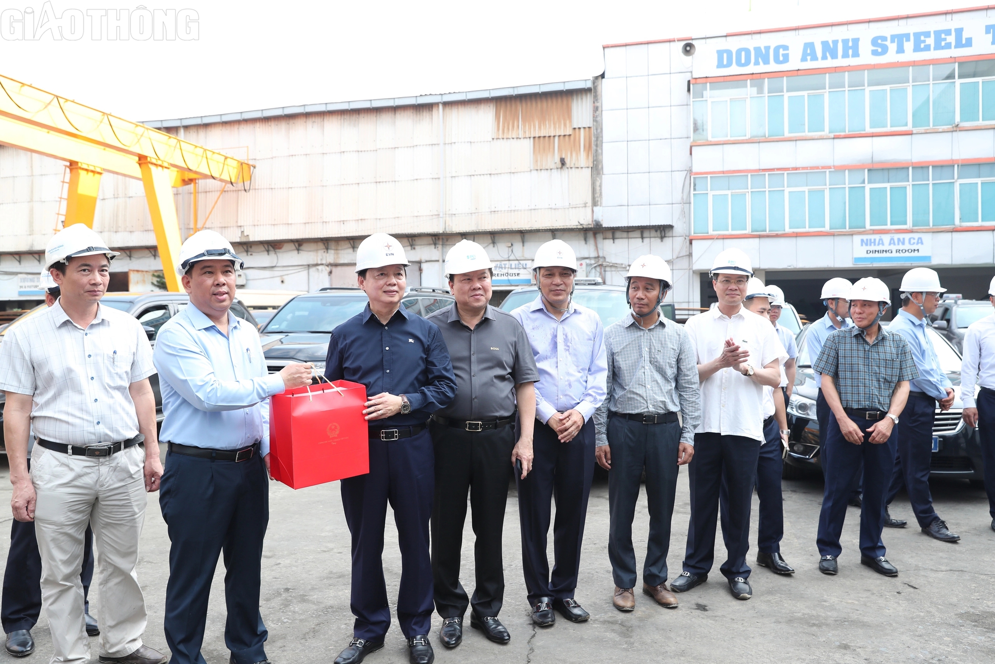 Phó Thủ tướng Trần Hồng Hà kiểm tra nhà máy sản xuất thép cho dự án đường dây 500kV - Ảnh 7.