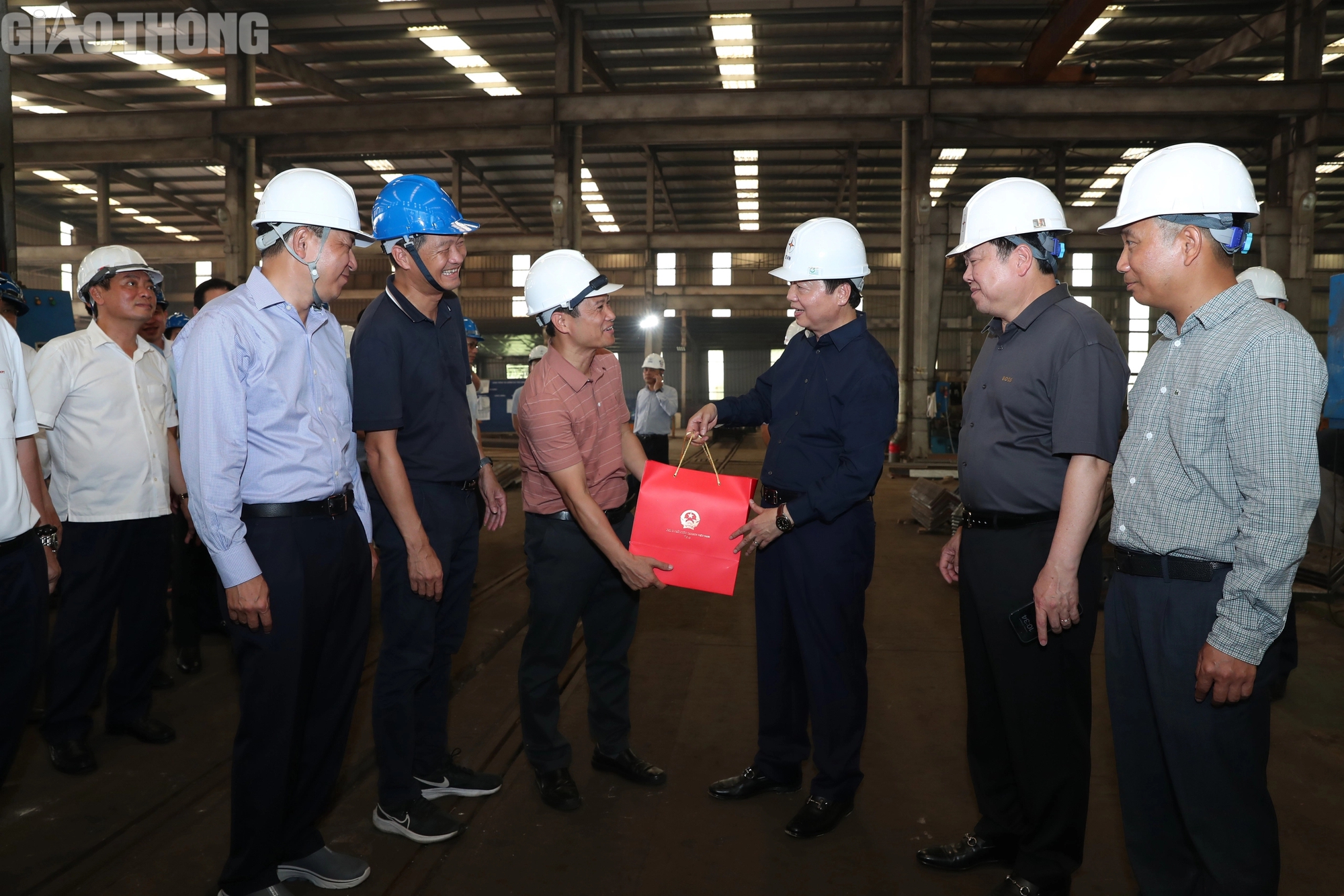 Phó Thủ tướng Trần Hồng Hà kiểm tra nhà máy sản xuất thép cho dự án đường dây 500kV - Ảnh 8.