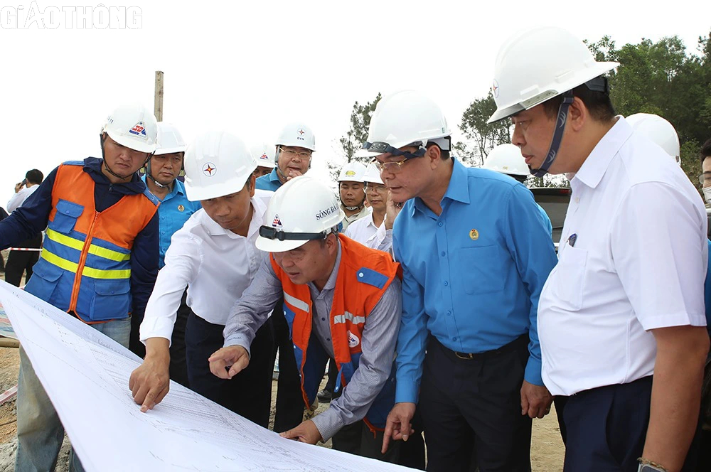 Phó Thủ tướng Trần Hồng Hà kiểm tra nhà máy sản xuất thép cho dự án đường dây 500kV - Ảnh 9.