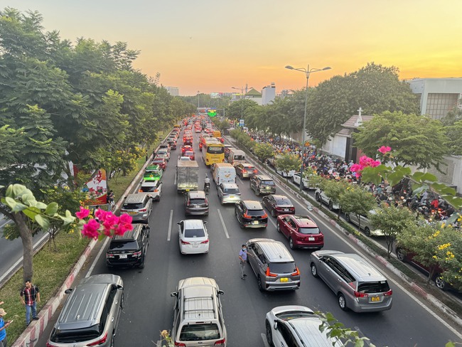 Nhan nhản xe đi ngược chiều, TP.HCM xem xét điều chỉnh giao thông đường Phạm Văn Đồng- Ảnh 1.