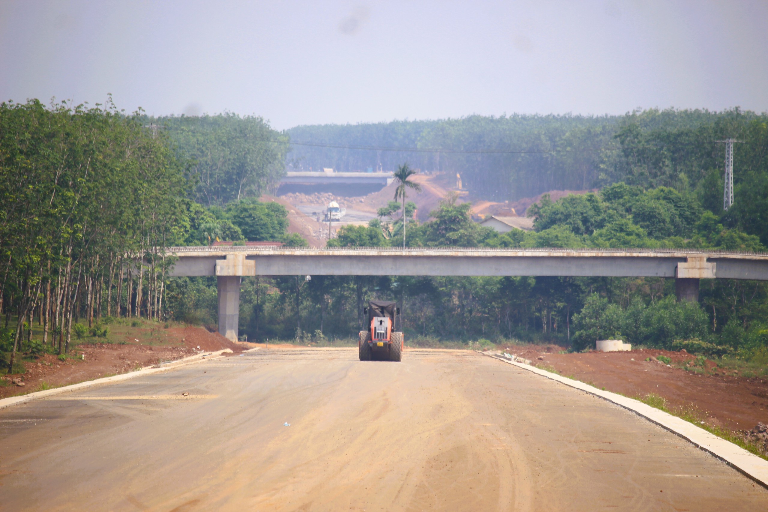 Cận mốc bàn giao mặt bằng, dự án cao tốc Vạn Ninh - Cam Lộ vẫn ngổn ngang- Ảnh 10.