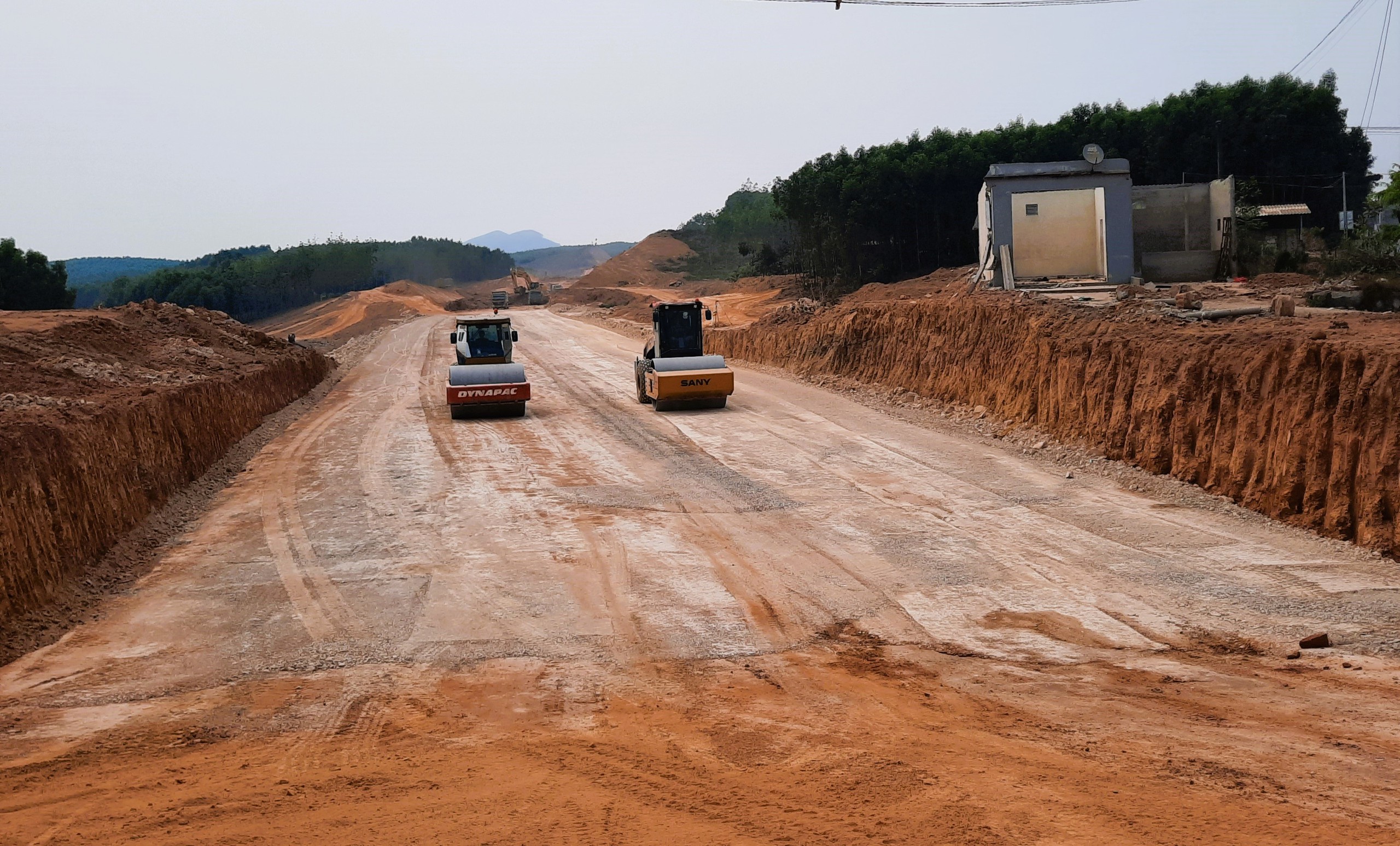Cận mốc bàn giao mặt bằng, dự án cao tốc Vạn Ninh - Cam Lộ vẫn ngổn ngang- Ảnh 16.