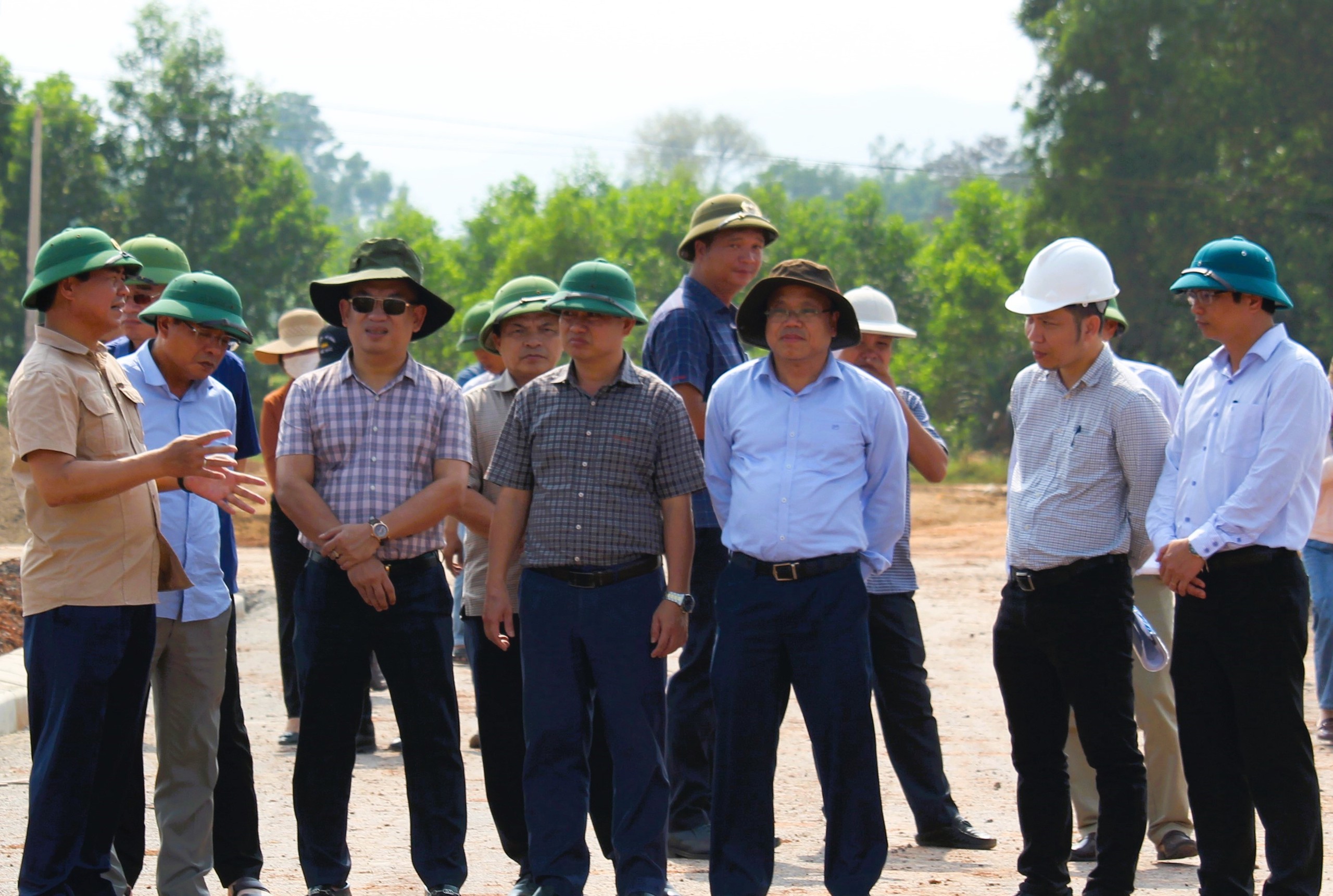 Cận mốc bàn giao mặt bằng, dự án cao tốc Vạn Ninh - Cam Lộ vẫn ngổn ngang- Ảnh 7.