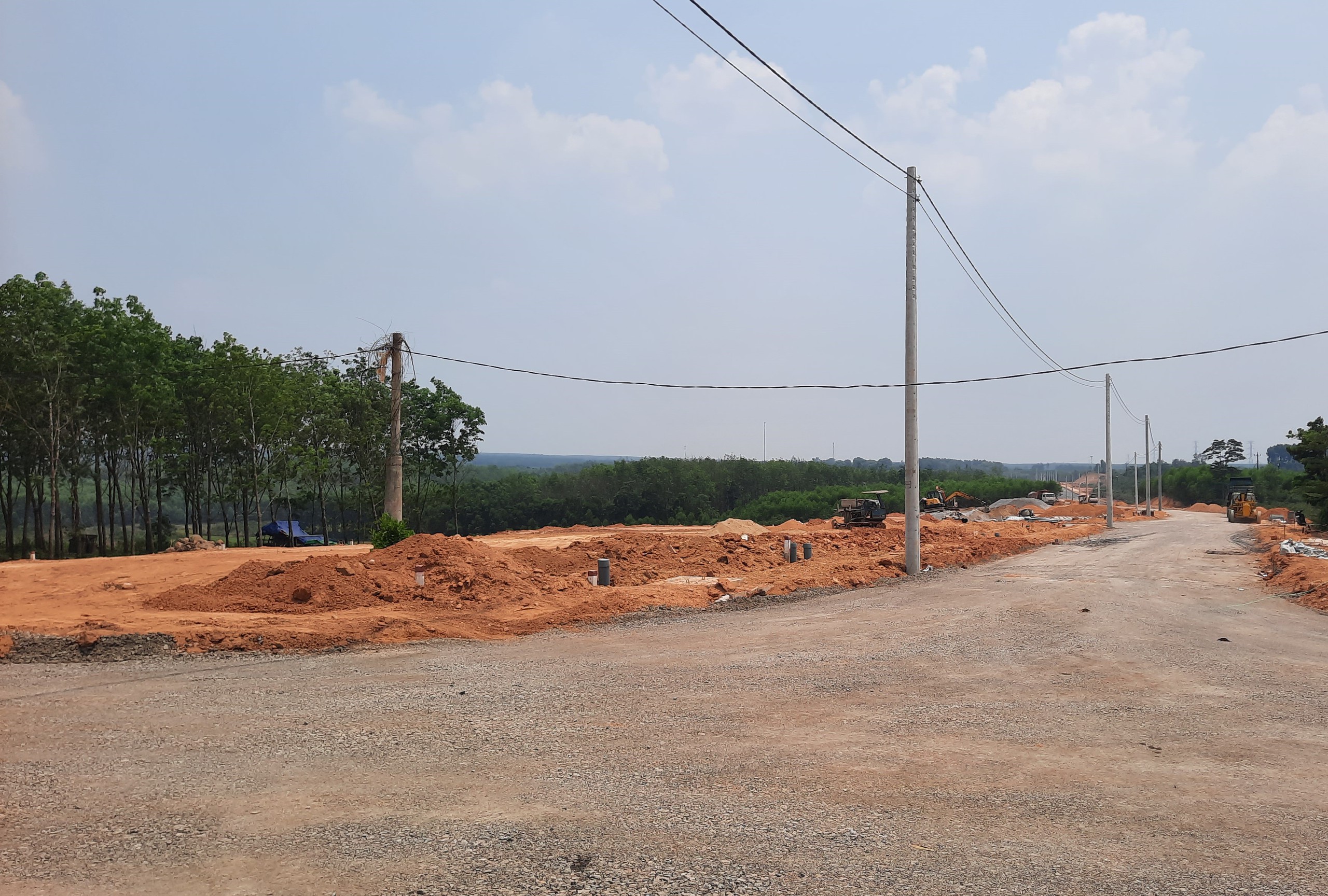 Cận mốc bàn giao mặt bằng, dự án cao tốc Vạn Ninh - Cam Lộ vẫn ngổn ngang- Ảnh 8.
