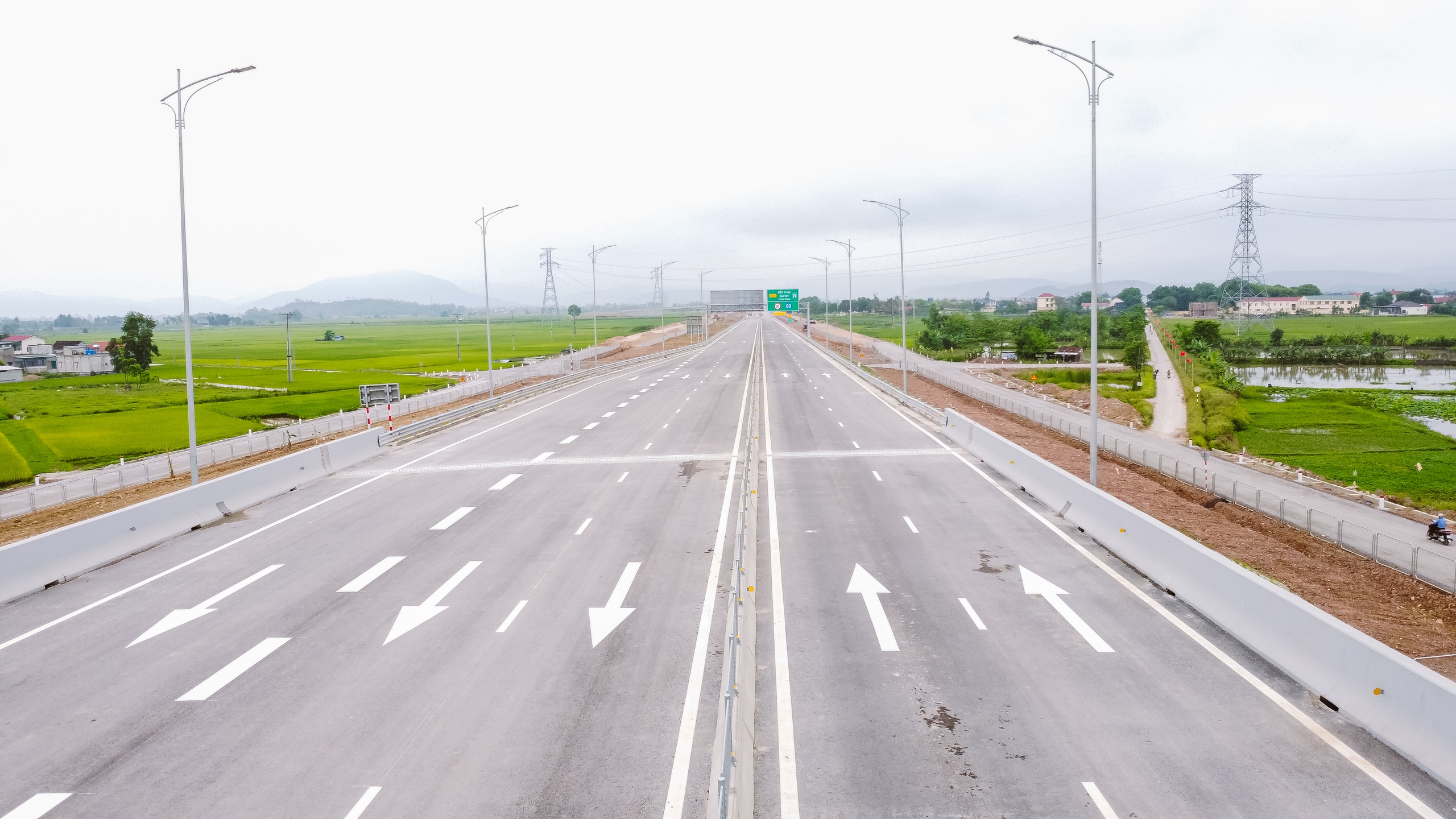 Toàn cảnh 30km đầu tuyến cao tốc Diễn Châu - Bãi Vọt sắp thông xe- Ảnh 13.
