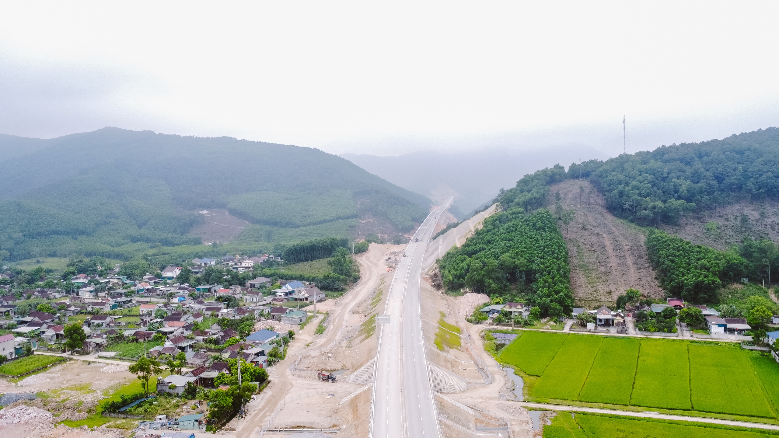 Toàn cảnh 30km đầu tuyến cao tốc Diễn Châu - Bãi Vọt sắp thông xe- Ảnh 20.
