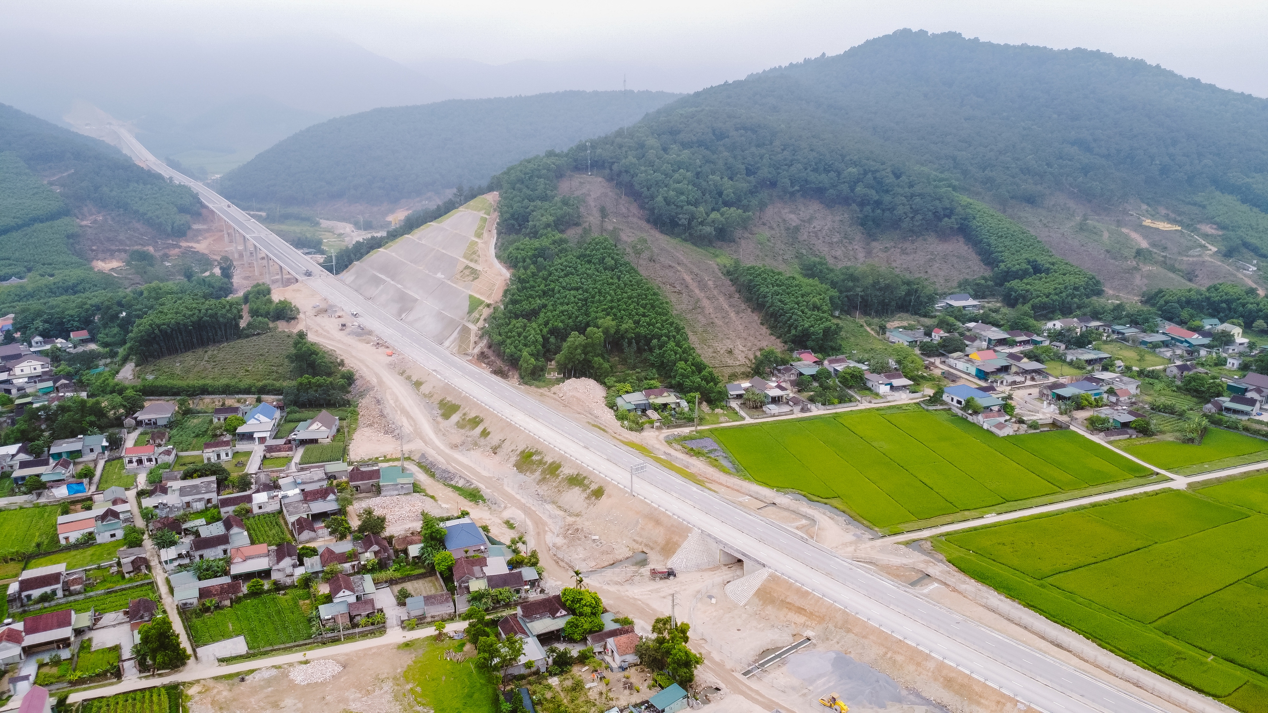 Toàn cảnh 30km đầu tuyến cao tốc Diễn Châu - Bãi Vọt sắp thông xe- Ảnh 21.