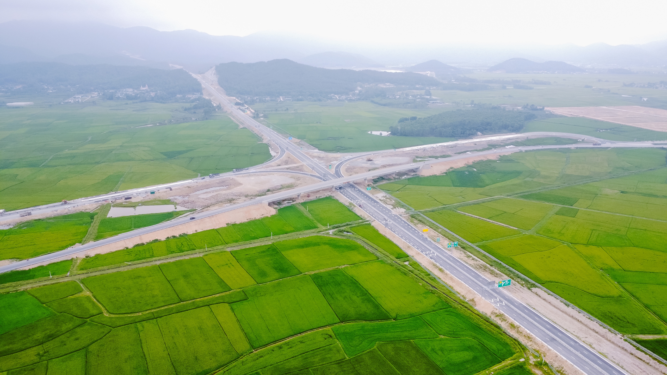 Toàn cảnh 30km đầu tuyến cao tốc Diễn Châu - Bãi Vọt sắp thông xe- Ảnh 15.