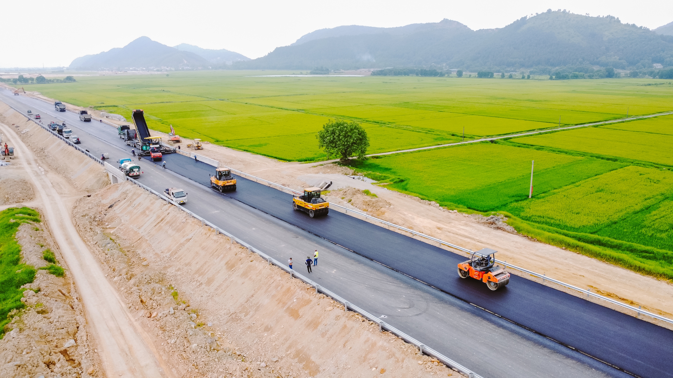 Toàn cảnh 30km đầu tuyến cao tốc Diễn Châu - Bãi Vọt sắp thông xe- Ảnh 24.