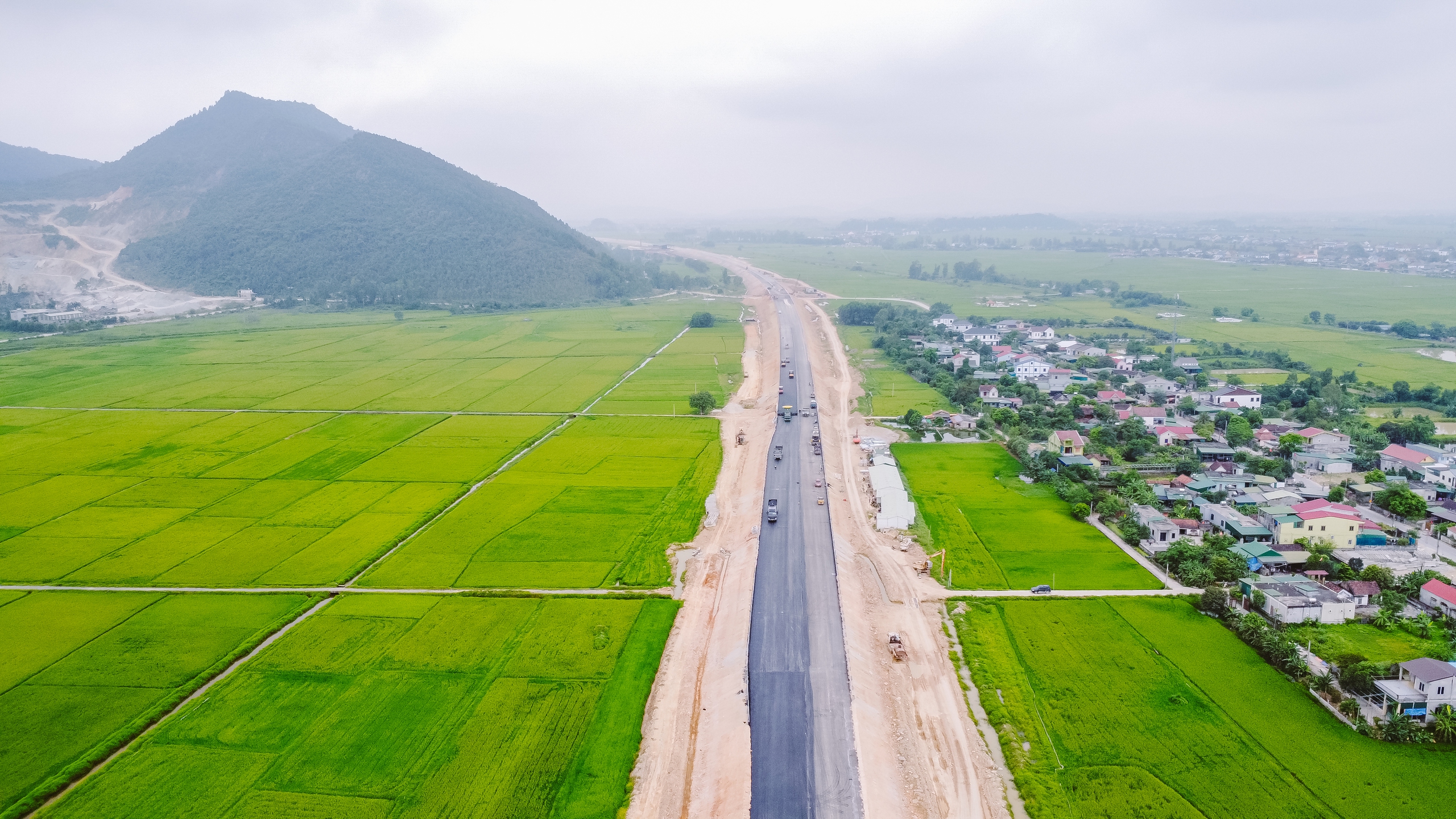 Toàn cảnh 30km đầu tuyến cao tốc Diễn Châu - Bãi Vọt sắp thông xe- Ảnh 23.