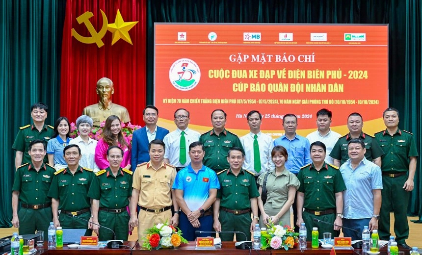 70 VĐV tham dự Cuộc đua xe đạp về Điện Biên Phủ 2024- Ảnh 1.
