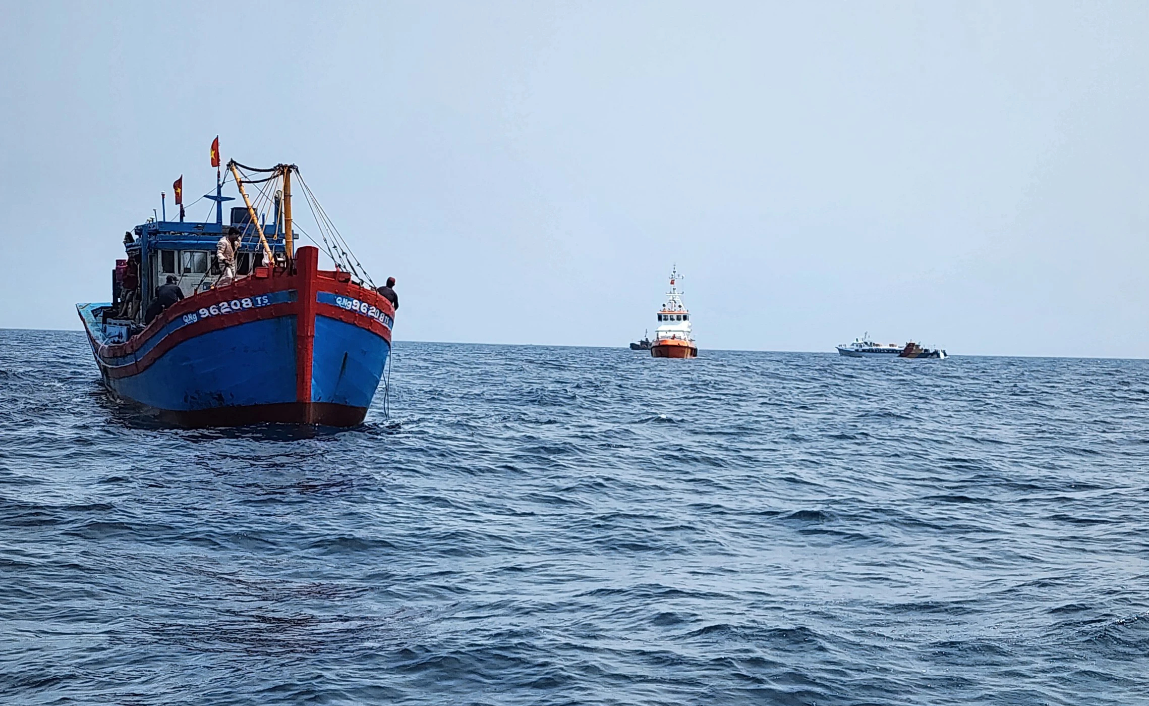 Vụ chìm sà lan ở Quảng Ngãi: Huy động đội thợ lặn chuyên nghiệp tìm kiếm- Ảnh 1.