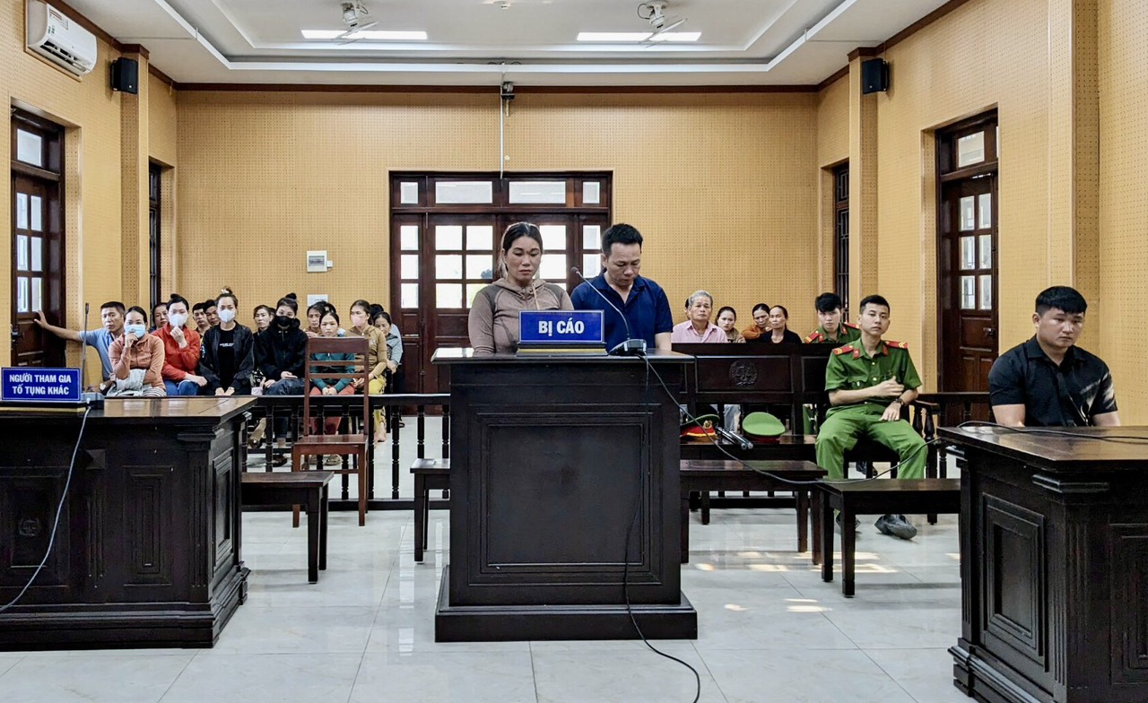 Vợ chồng bị cáo Trương Đình Nhạt tại phiên toà.