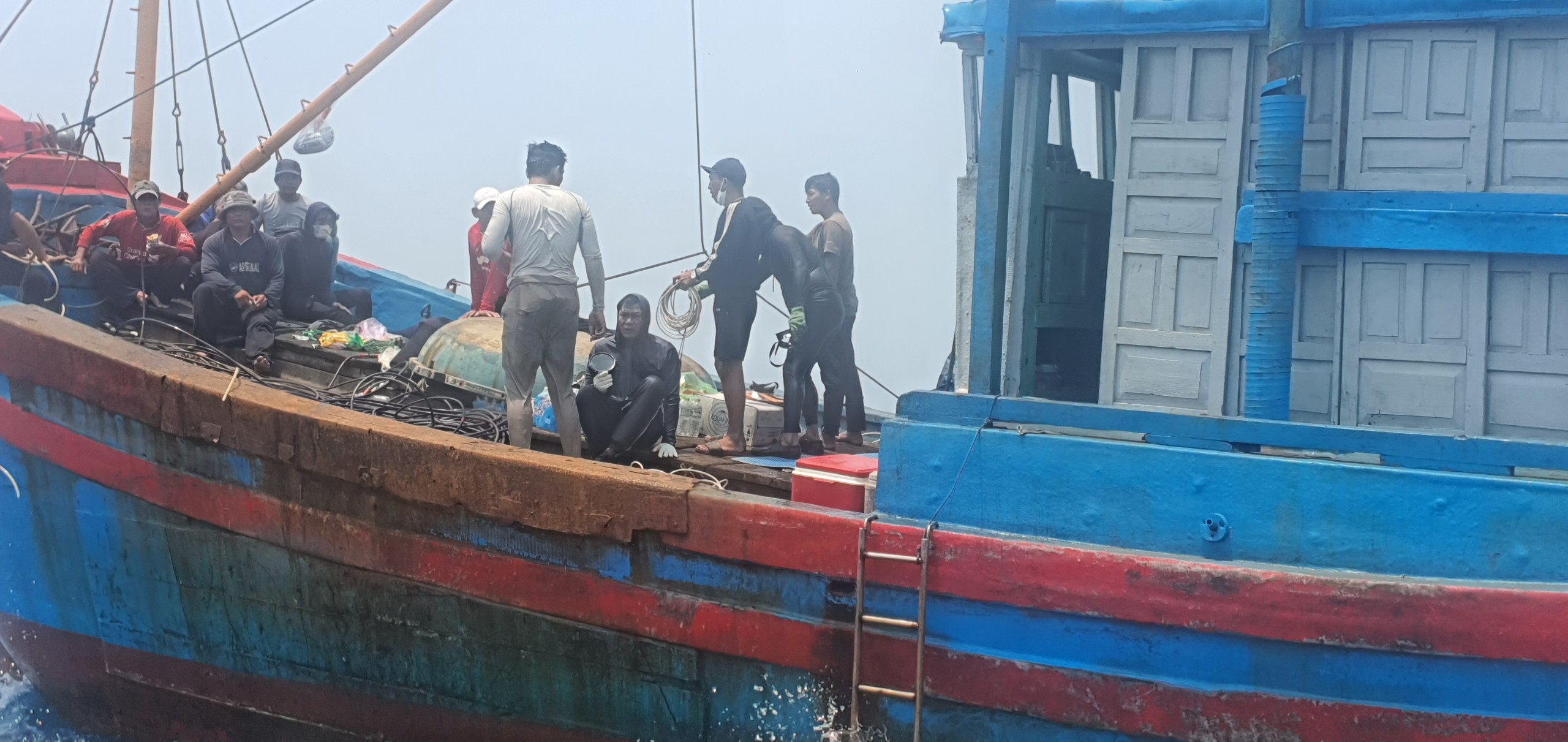 Vụ chìm sà lan ở Quảng Ngãi: Huy động đội thợ lặn chuyên nghiệp tìm kiếm- Ảnh 2.