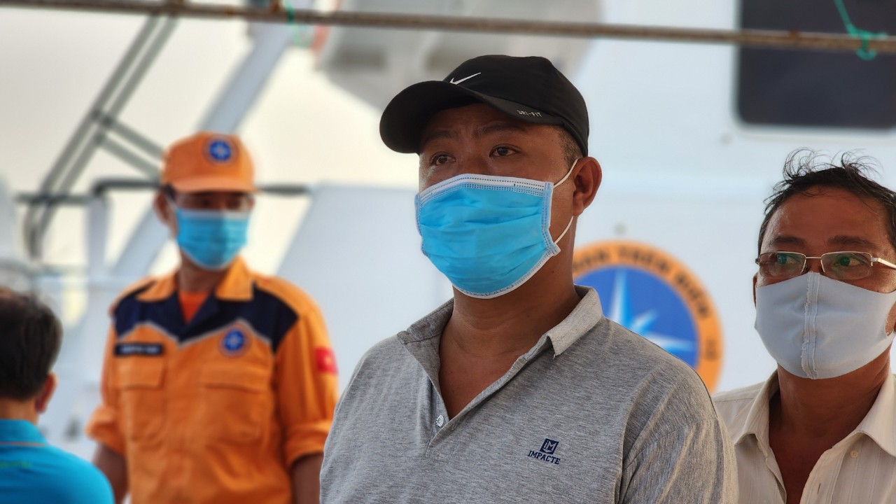 Vụ chìm sà lan ở Quảng Ngãi: Nhói lòng đón thi thể thuyền viên tử nạn- Ảnh 2.