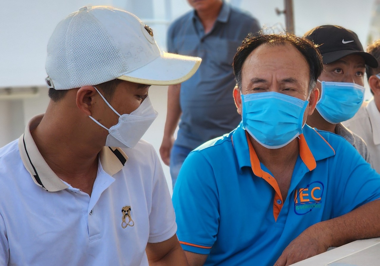 Vụ chìm sà lan ở Quảng Ngãi: Nhói lòng đón thi thể thuyền viên tử nạn- Ảnh 3.