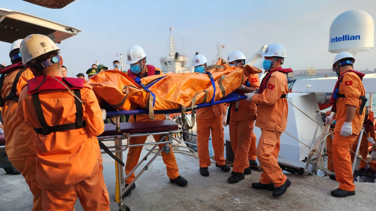 Vụ chìm sà lan ở Quảng Ngãi: Nhói lòng đón thi thể thuyền viên tử nạn- Ảnh 1.