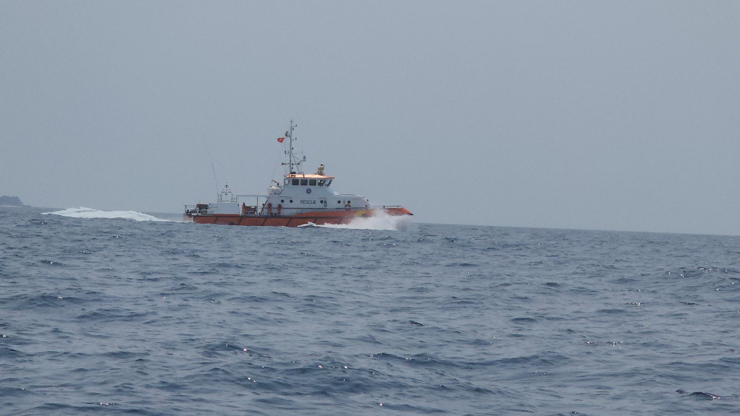 Vụ chìm sà lan ở Quảng Ngãi: Huy động đội thợ lặn chuyên nghiệp tìm kiếm- Ảnh 3.