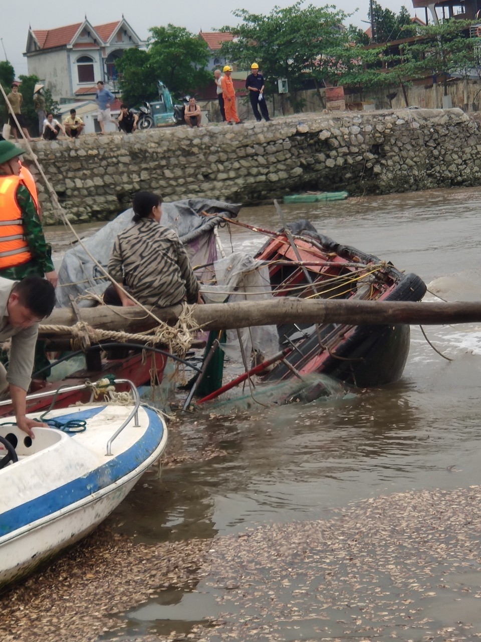 Người thân khóc ròng ngóng 4 nạn nhân mất tích trong vụ lật đò trên sông Chanh- Ảnh 2.