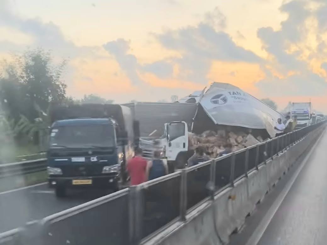 Ba xe tải va chạm liên hoàn trên cao tốc Trung Lương - Mỹ Thuận gây ùn ứ khoảng 10km- Ảnh 1.