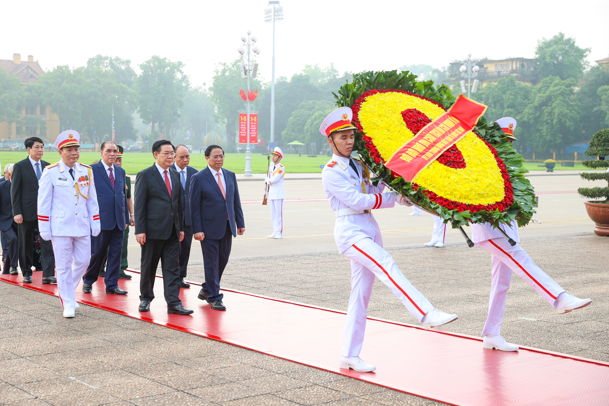 Lãnh đạo Đảng, Nhà nước vào lăng viếng Chủ tịch Hồ Chí Minh dịp 30/4- Ảnh 1.