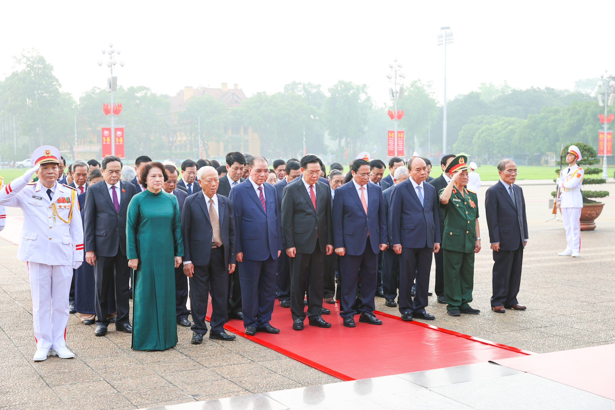 Lãnh đạo Đảng, Nhà nước vào lăng viếng Chủ tịch Hồ Chí Minh dịp 30/4- Ảnh 2.