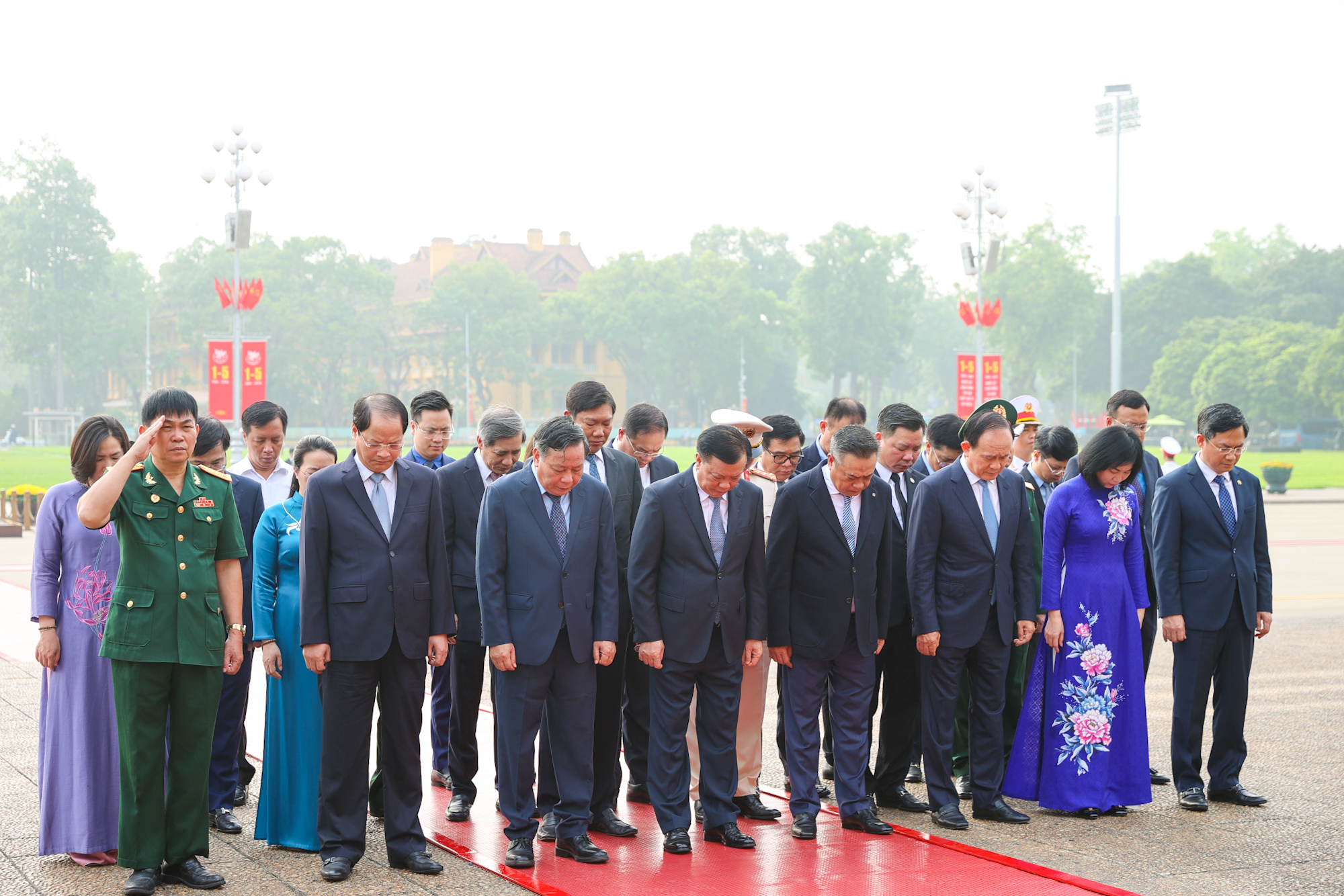 Lãnh đạo Đảng, Nhà nước vào lăng viếng Chủ tịch Hồ Chí Minh dịp 30/4- Ảnh 3.