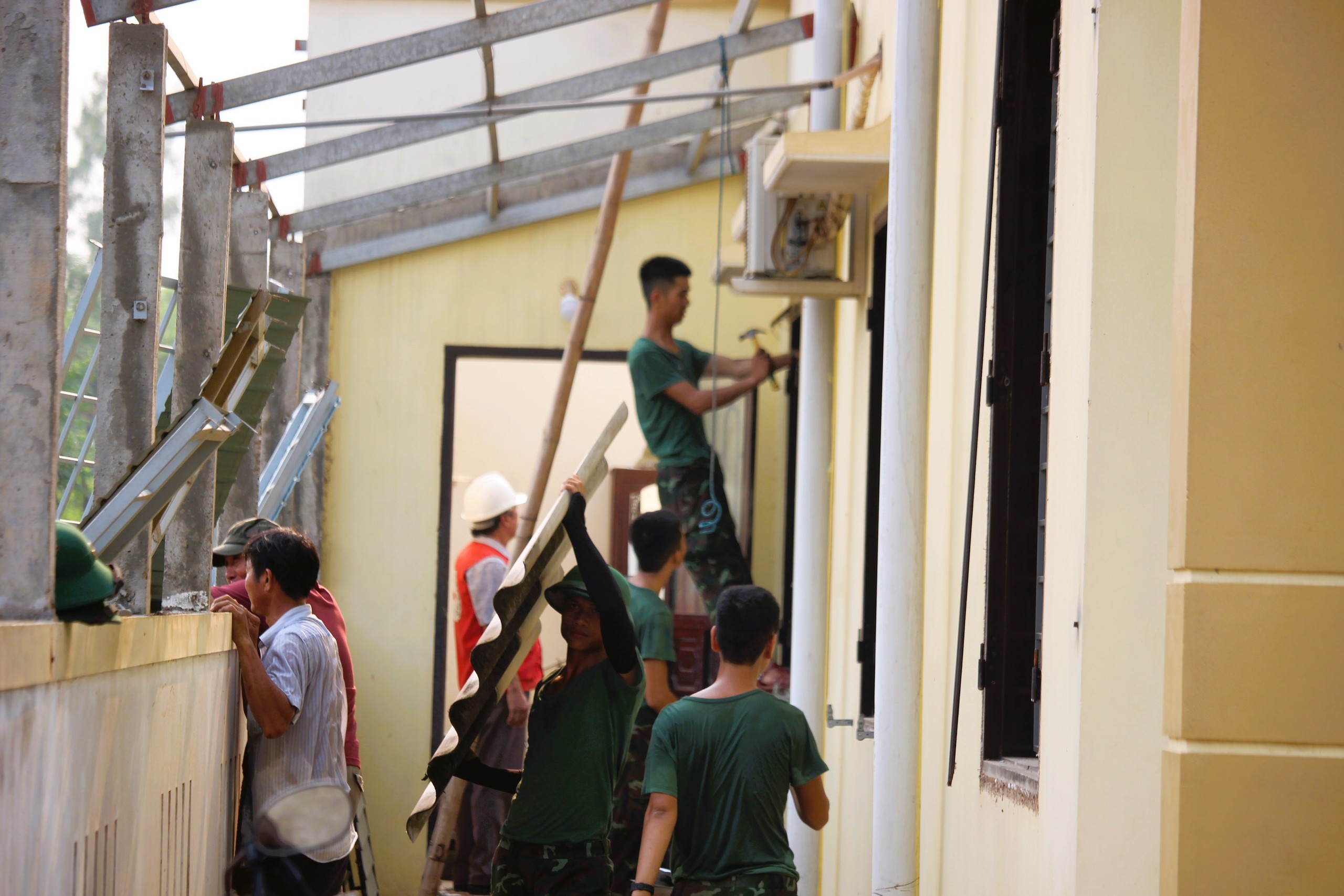 Bộ đội giúp dân tháo dỡ nhà, gấp rút giao mặt bằng cao tốc Vạn Ninh - Cam Lộ- Ảnh 1.