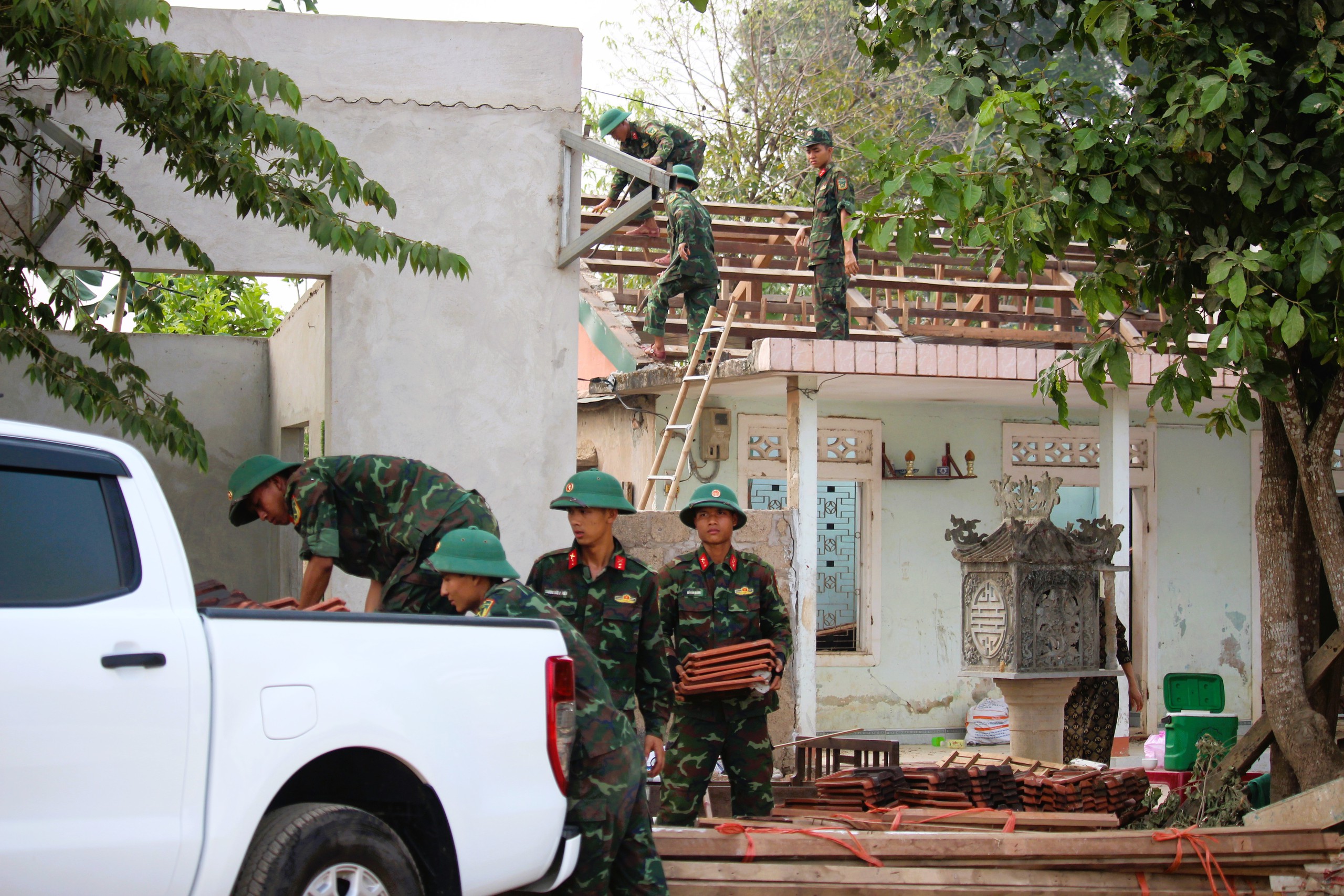 Bộ đội giúp dân tháo dỡ nhà, gấp rút giao mặt bằng cao tốc Vạn Ninh - Cam Lộ- Ảnh 3.