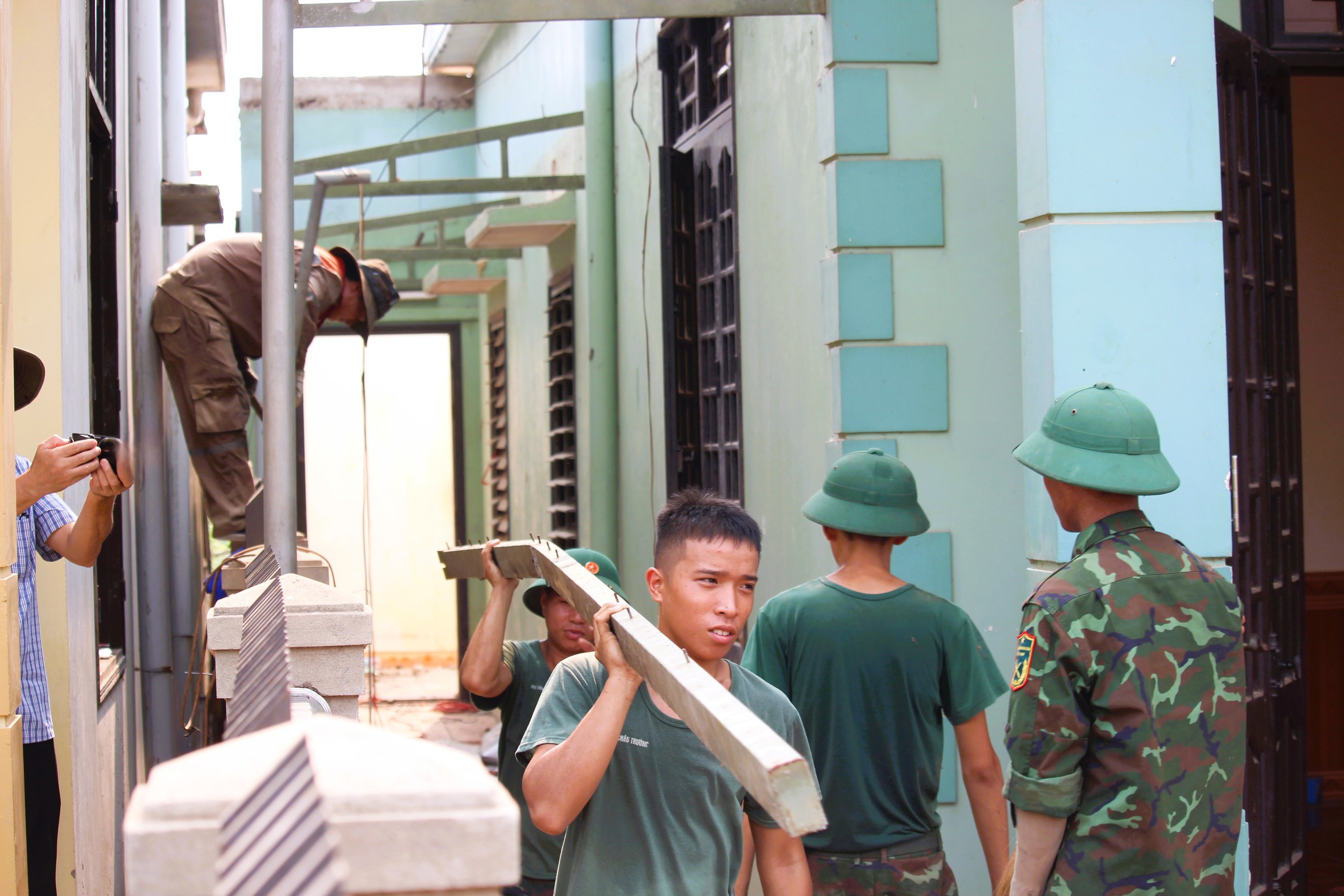Bộ đội giúp dân tháo dỡ nhà, gấp rút giao mặt bằng cao tốc Vạn Ninh - Cam Lộ- Ảnh 6.