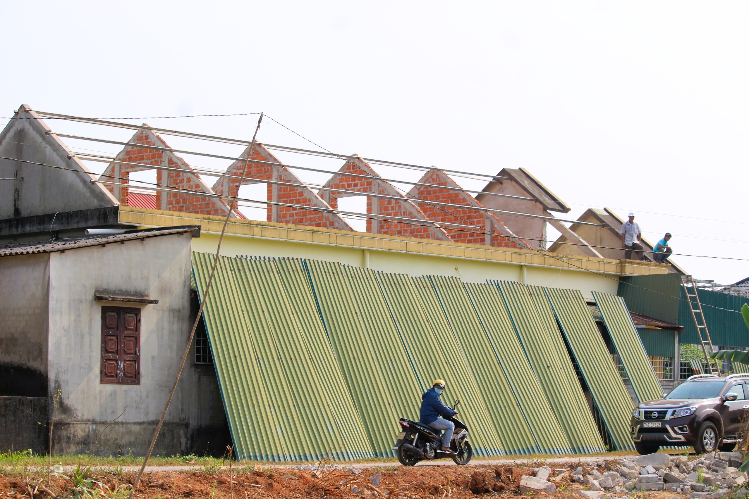 Bộ đội giúp dân tháo dỡ nhà, gấp rút giao mặt bằng cao tốc Vạn Ninh - Cam Lộ- Ảnh 7.
