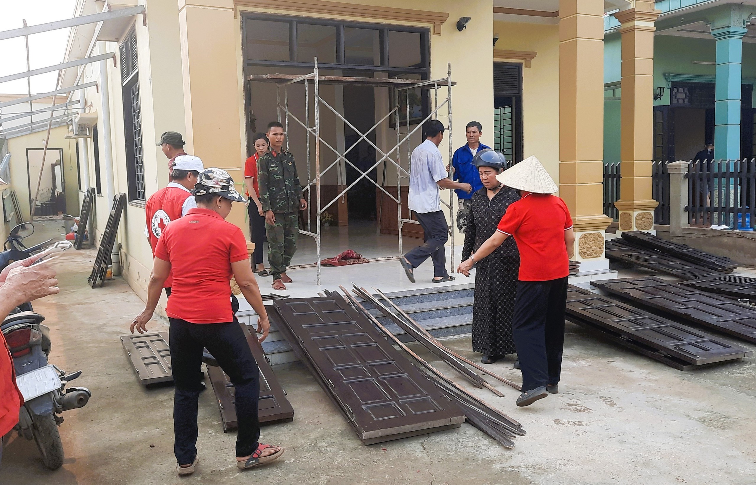 Bộ đội giúp dân tháo dỡ nhà, gấp rút giao mặt bằng cao tốc Vạn Ninh - Cam Lộ- Ảnh 8.