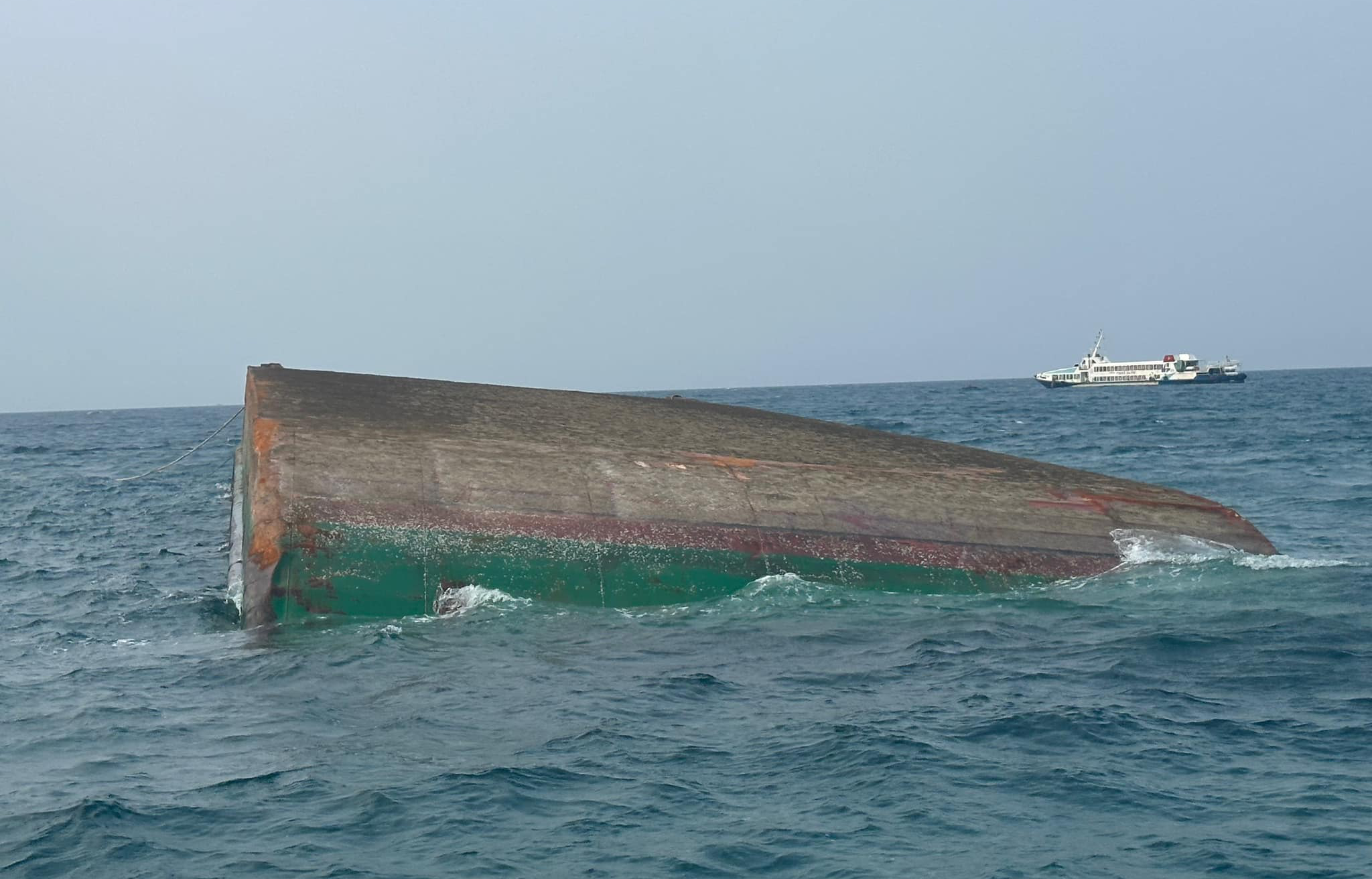 Vụ chìm sà lan ở Quảng Ngãi: Vẫn chưa có tin tức 5 nạn nhân mất tích- Ảnh 2.