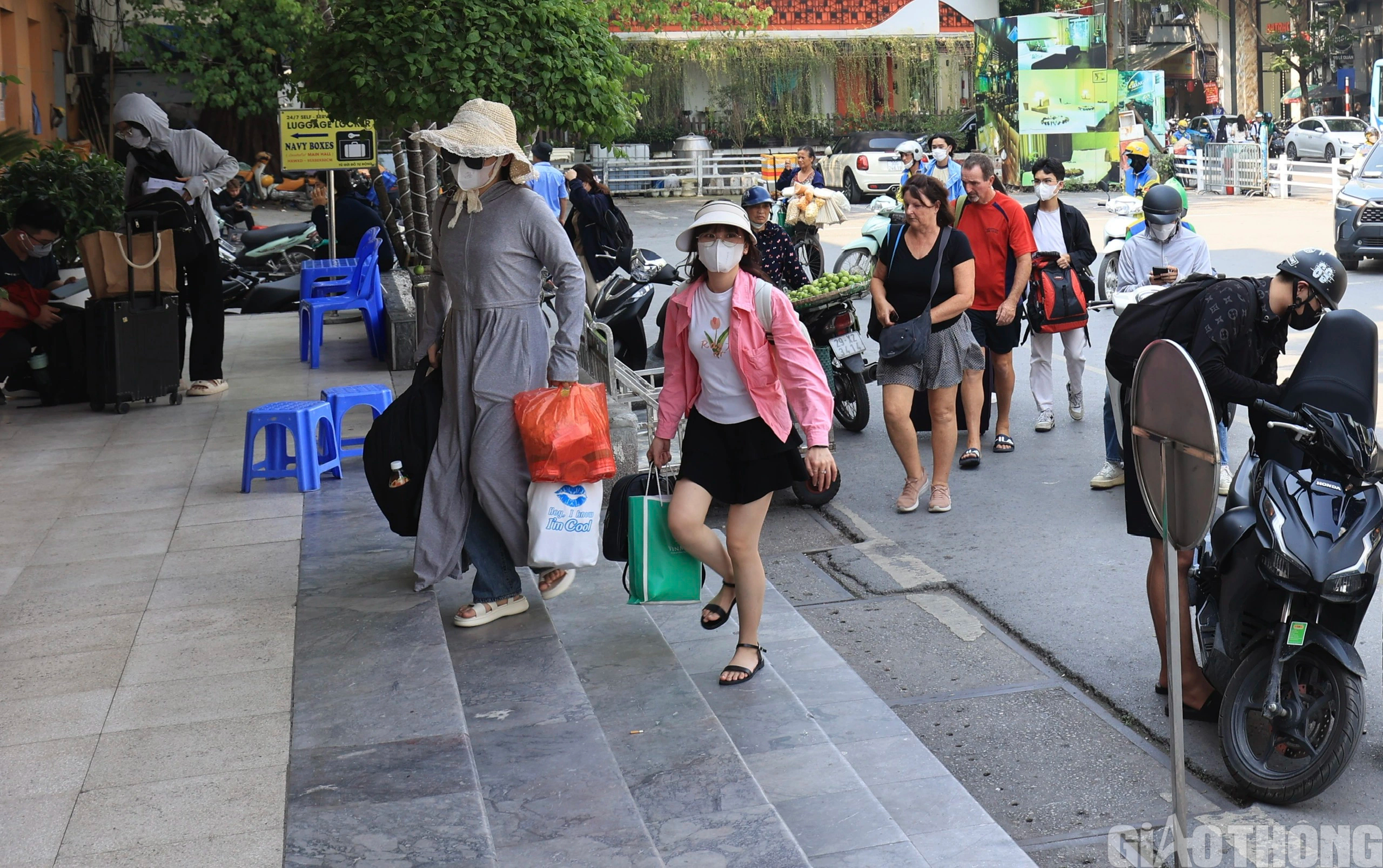 Người dân nườm nượp đổ về ga Hà Nội, bắt đầu kỳ nghỉ lễ 30/4 - 1/5- Ảnh 17.