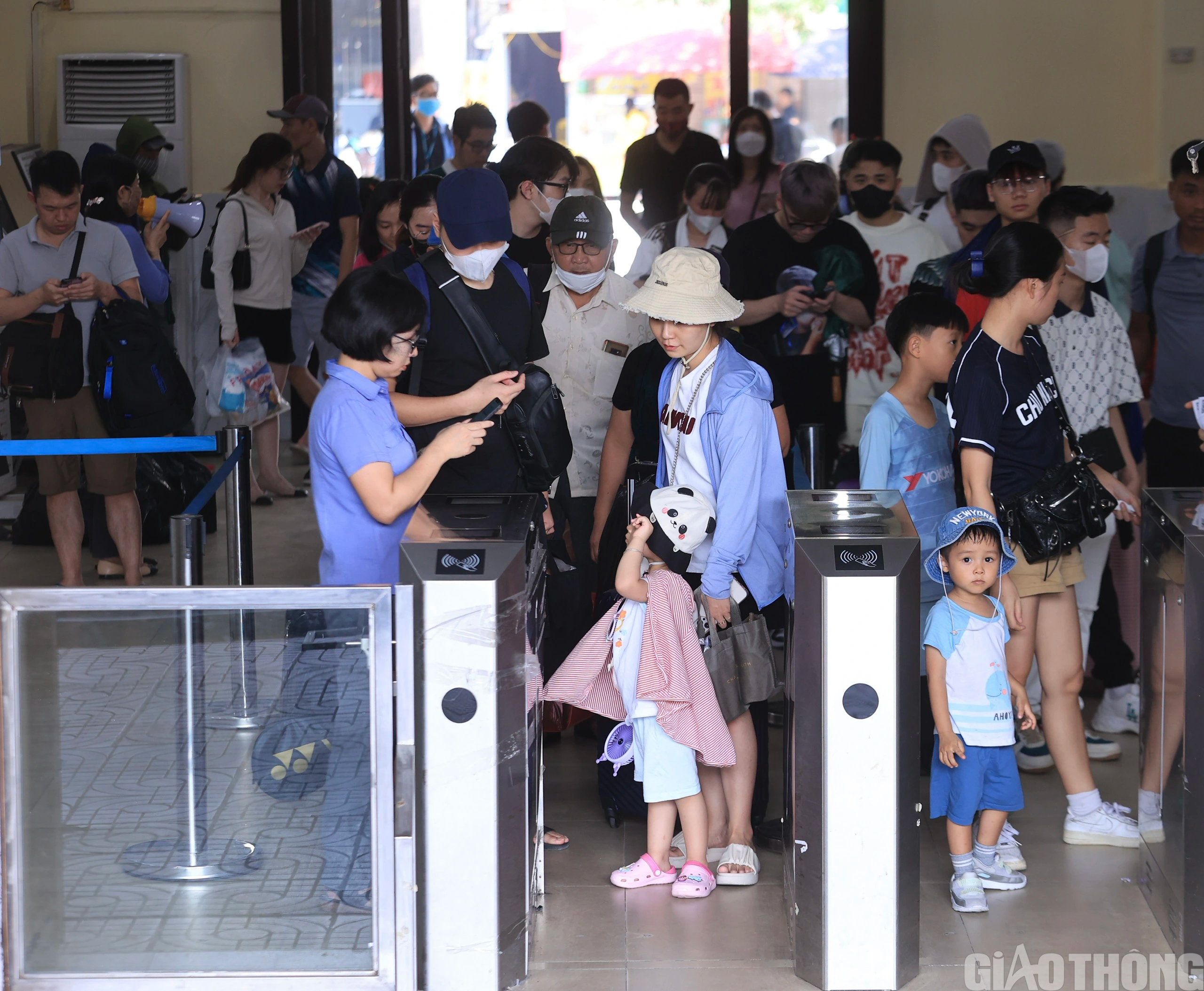 Người dân nườm nượp đổ về ga Hà Nội, bắt đầu kỳ nghỉ lễ 30/4 - 1/5- Ảnh 5.