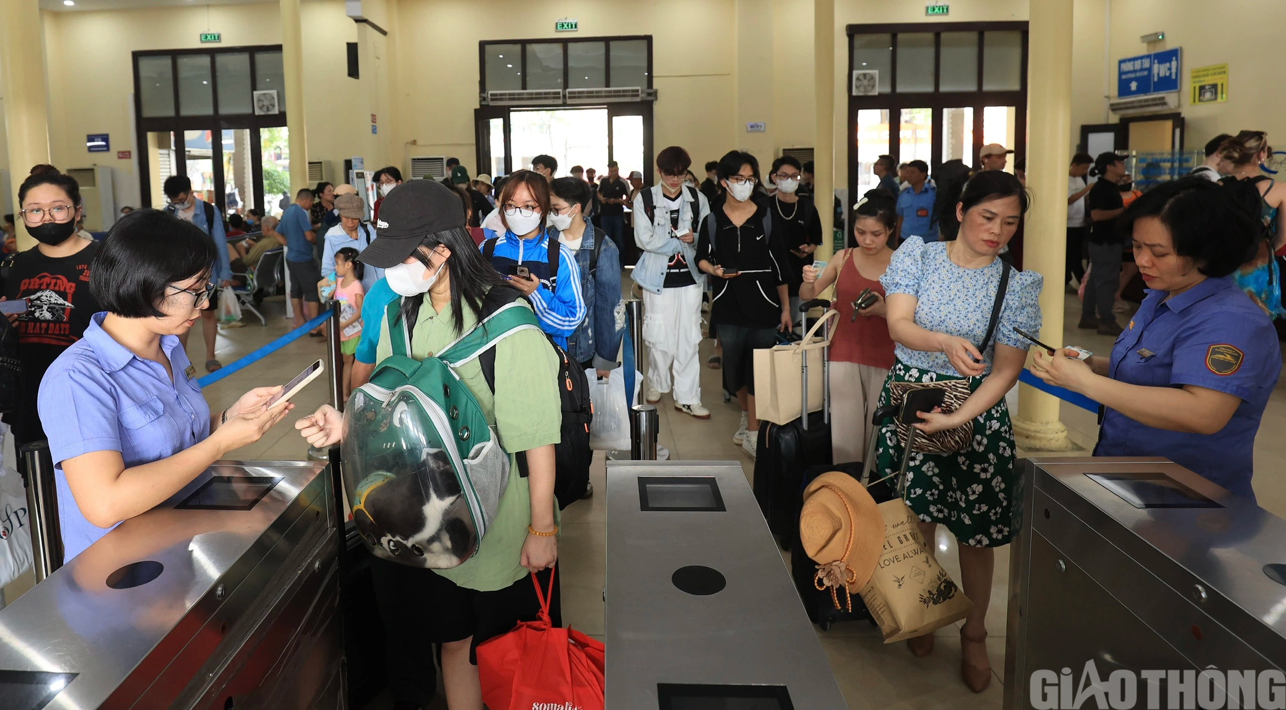 Người dân nườm nượp đổ về ga Hà Nội, bắt đầu kỳ nghỉ lễ 30/4 - 1/5- Ảnh 1.