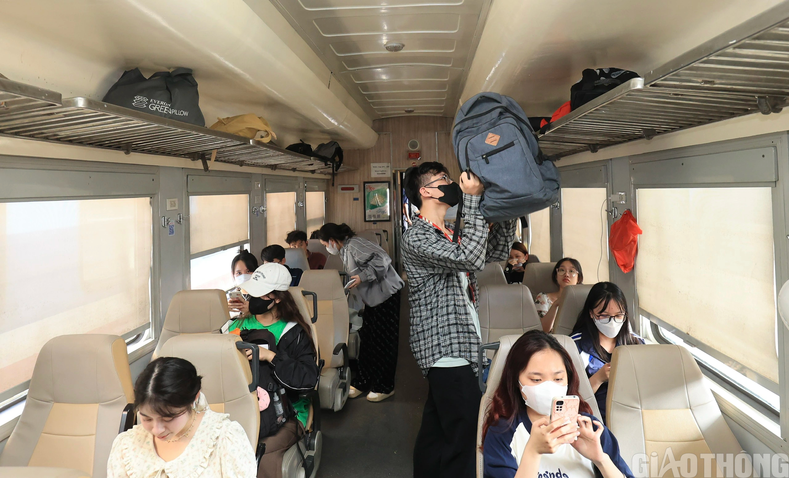 Người dân nườm nượp đổ về ga Hà Nội, bắt đầu kỳ nghỉ lễ 30/4 - 1/5- Ảnh 9.