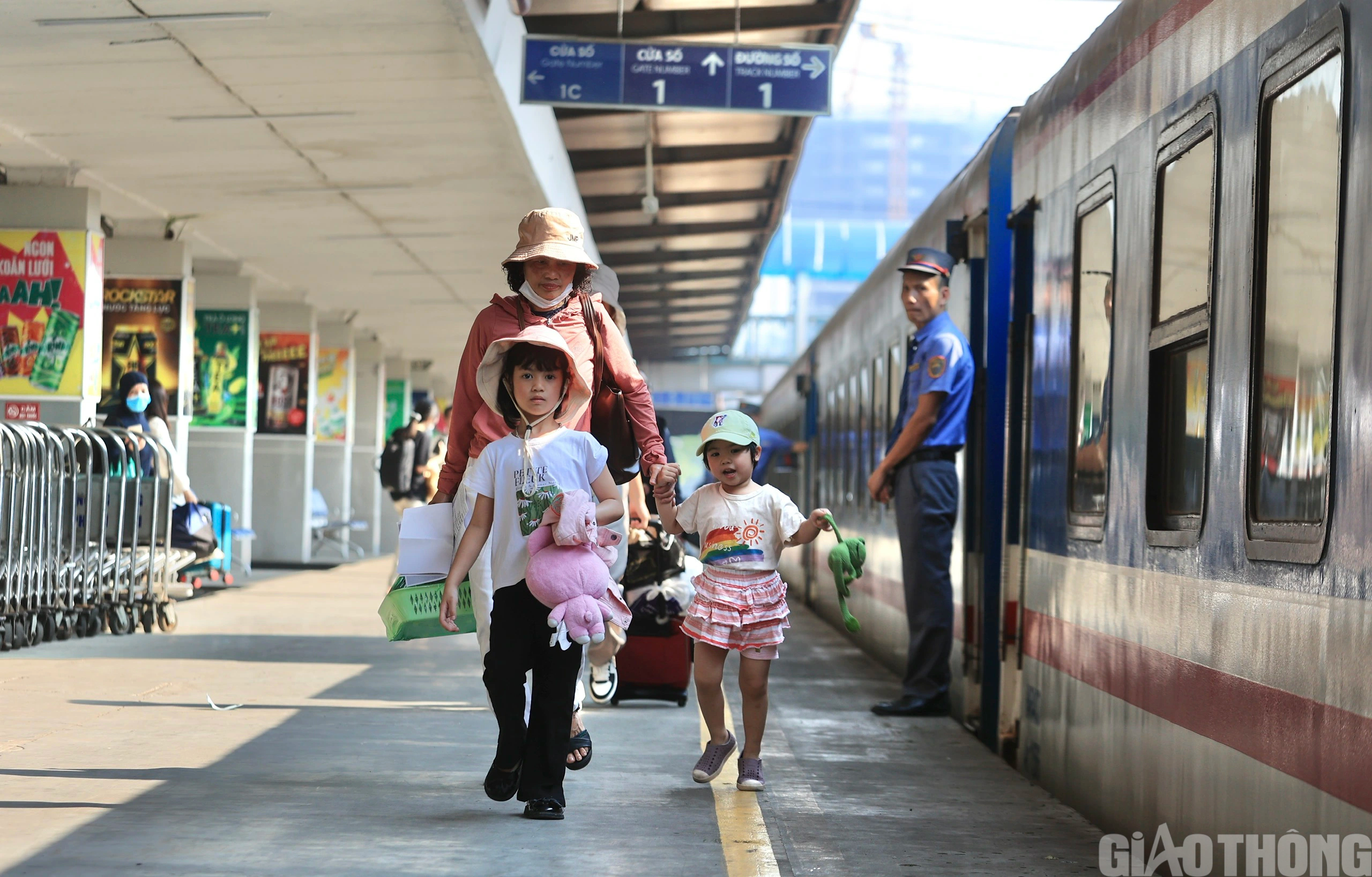 Người dân nườm nượp đổ về ga Hà Nội, bắt đầu kỳ nghỉ lễ 30/4 - 1/5- Ảnh 13.