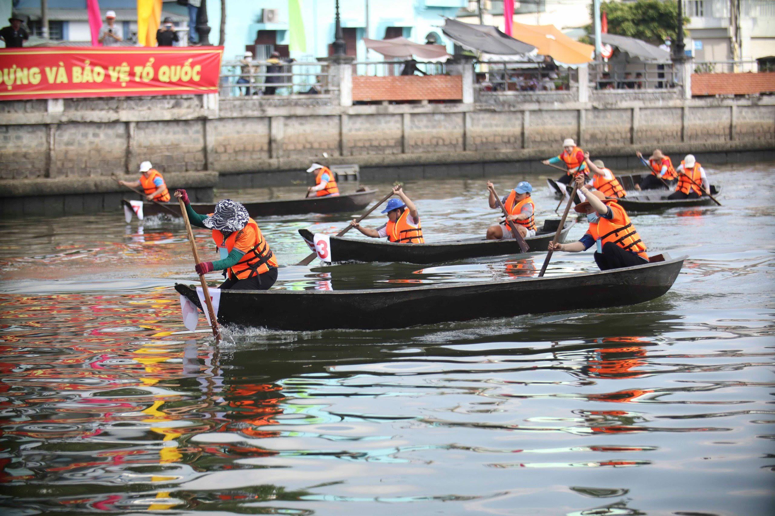 Người dân khản giọng cổ vũ các đội đua xuồng ba lá bên bờ kênh Bảo Định, Long An- Ảnh 1.