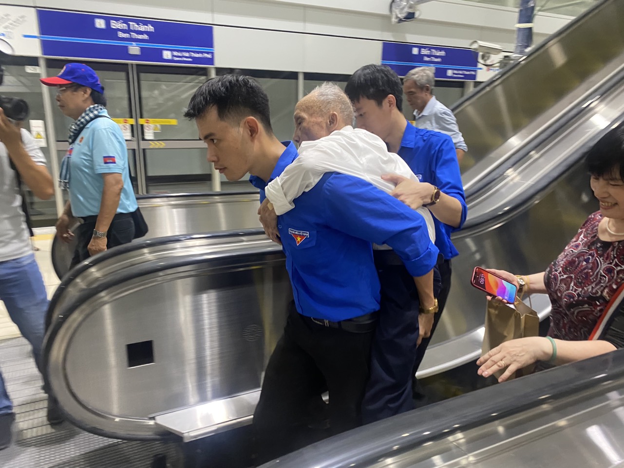 Những vị khách đặc biệt trải nghiệm metro Bến Thành - Suối Tiên- Ảnh 11.